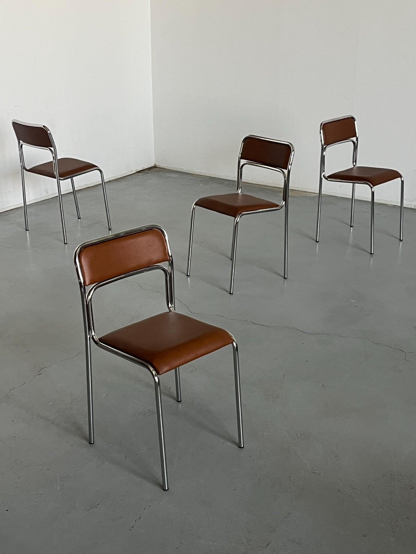 Vintage Stapelstuhl Set von 8 von Bauhaus inspiriert, italienisch, verchromt, Kunstleder, 1980er