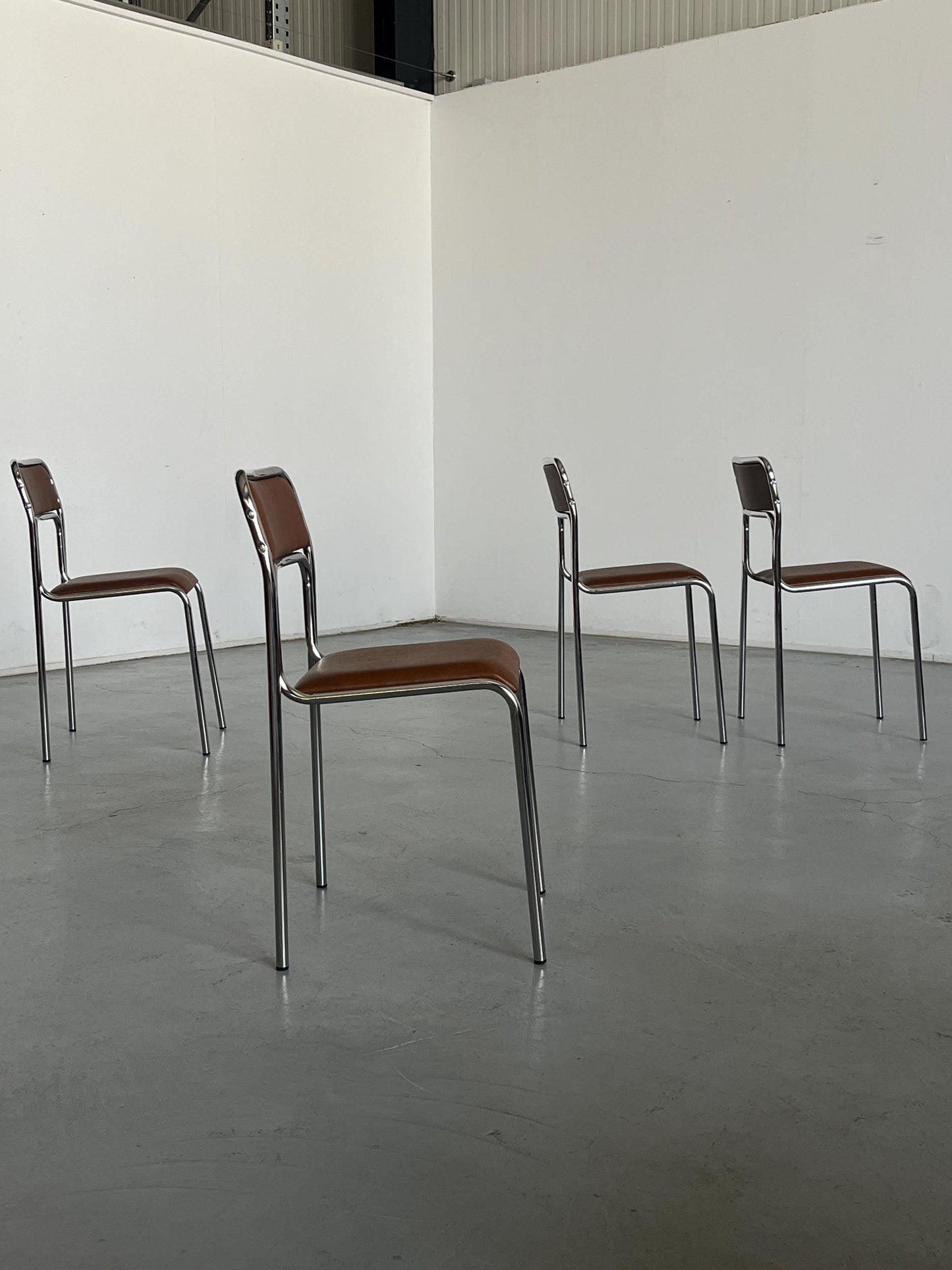 Vintage Stapelstuhl Set von 8 von Bauhaus inspiriert, italienisch, verchromt, Kunstleder, 1980er