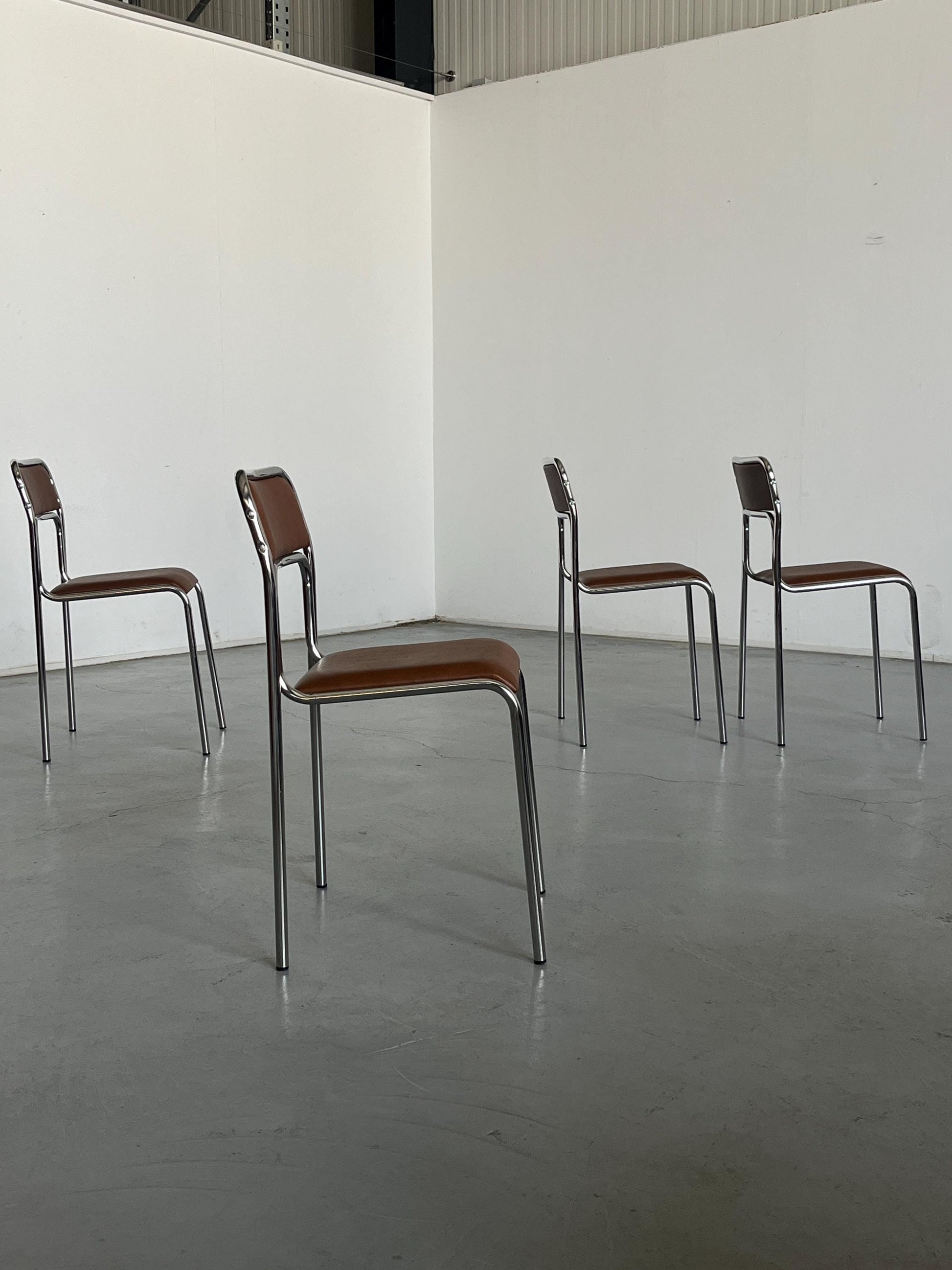 Vintage Stapelstuhl Set von 8 von Bauhaus inspiriert, italienisch, verchromt, Kunstleder, 1980er