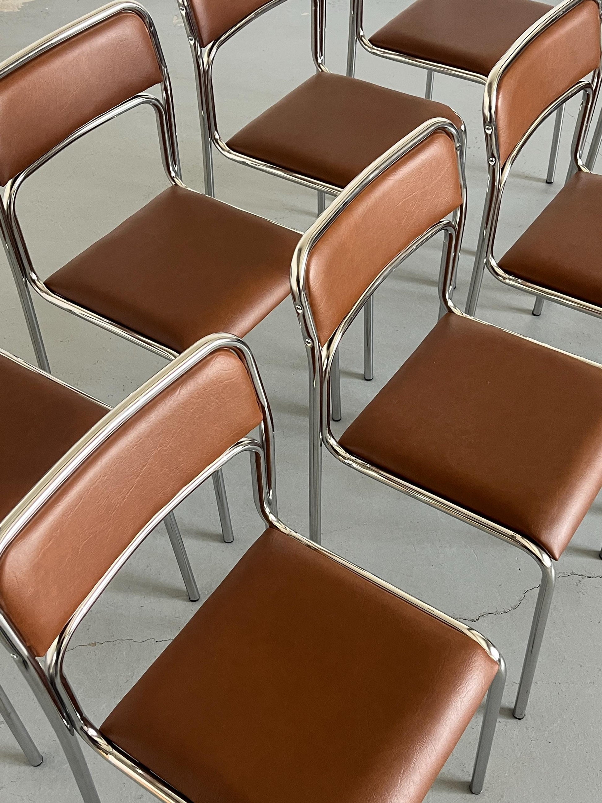 Vintage Stapelstuhl Set von 8 von Bauhaus inspiriert, italienisch, verchromt, Kunstleder, 1980er