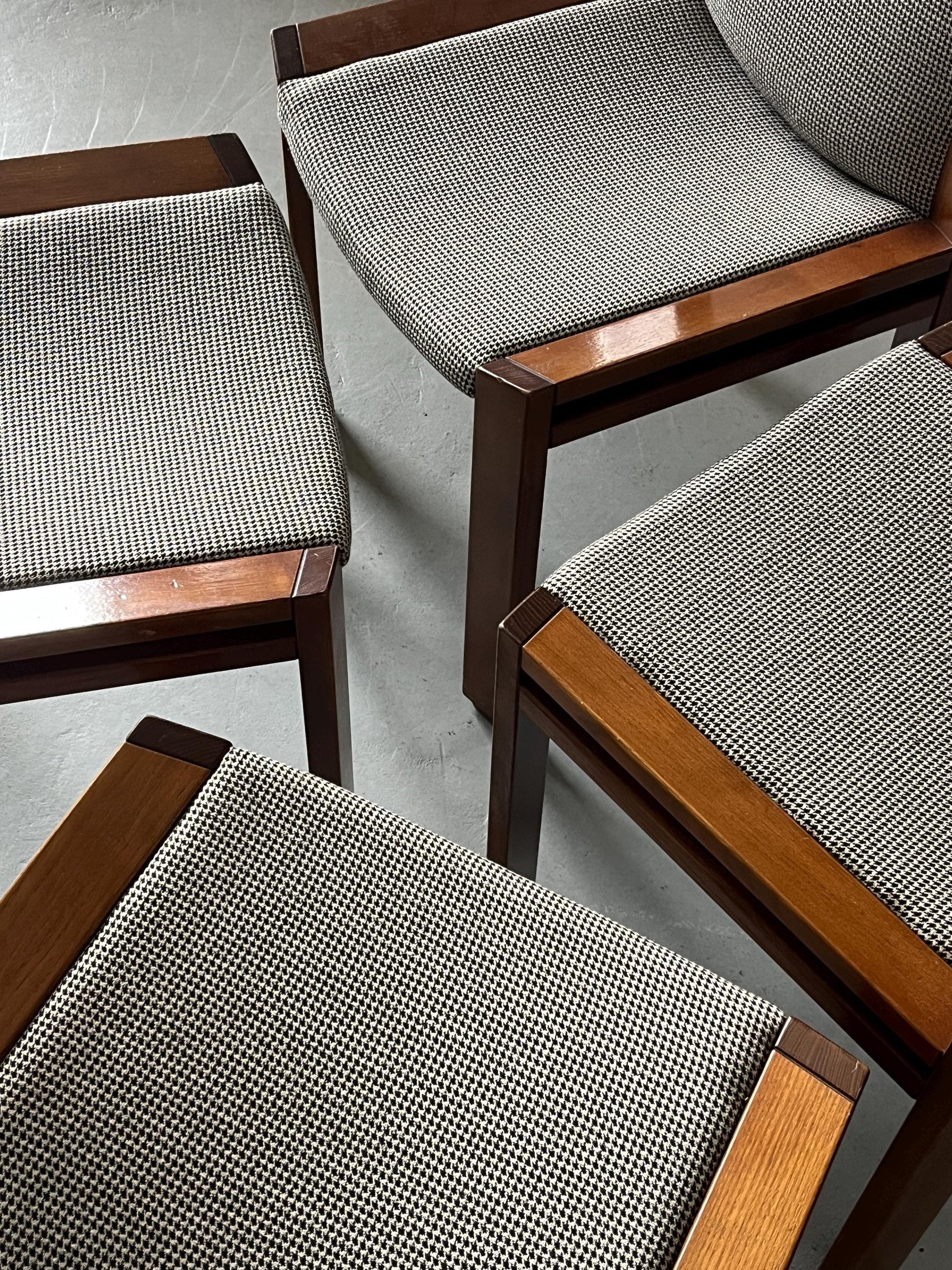 Vintage Stuhl Model 300 von Joe Colombo für Pozzi Eiche Hahnentritt Set von 4