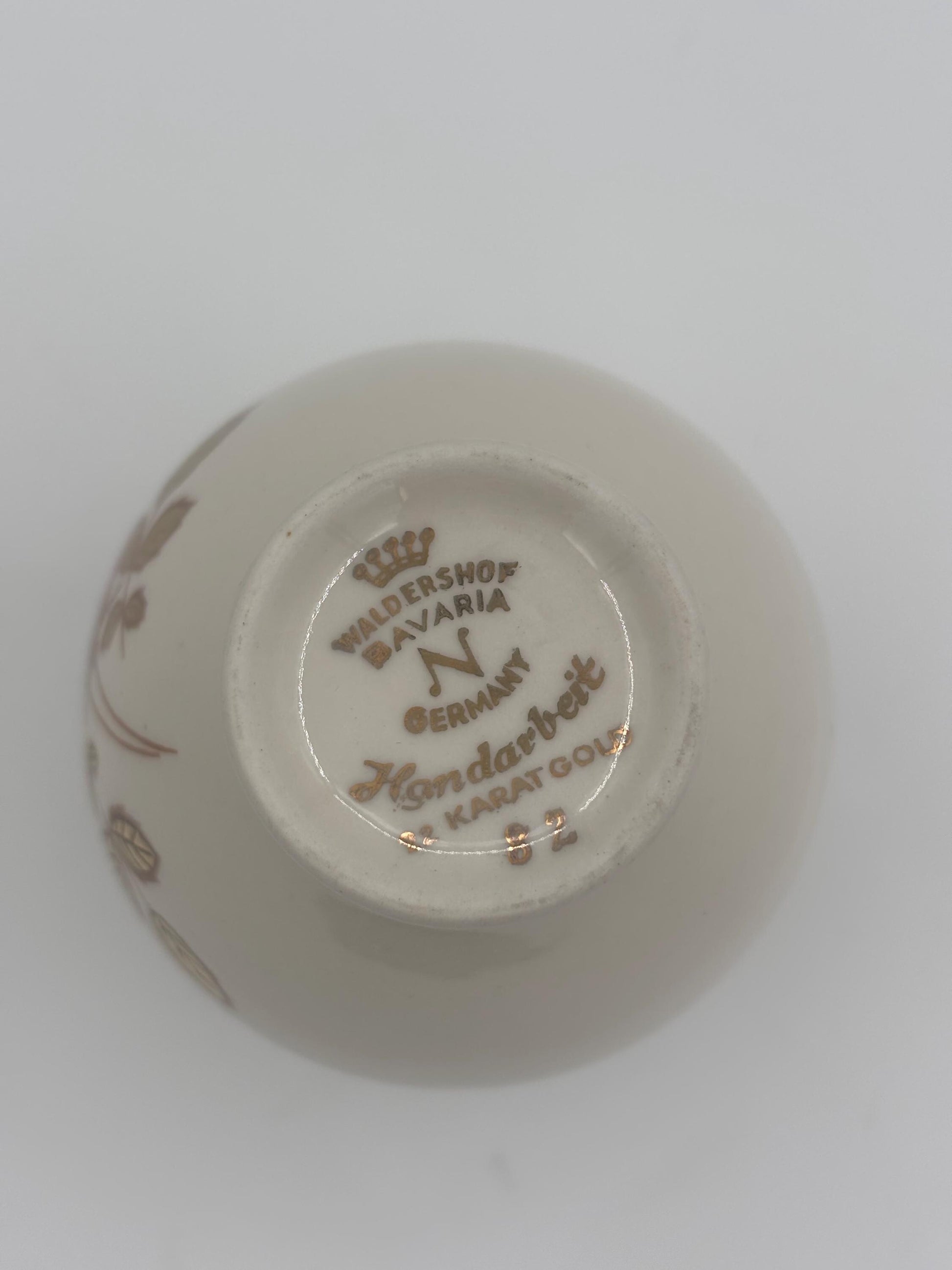 Vintage Vase von Waldershof Bavaria handbemalt mit 24 Karat Gold und Blumenmotiv