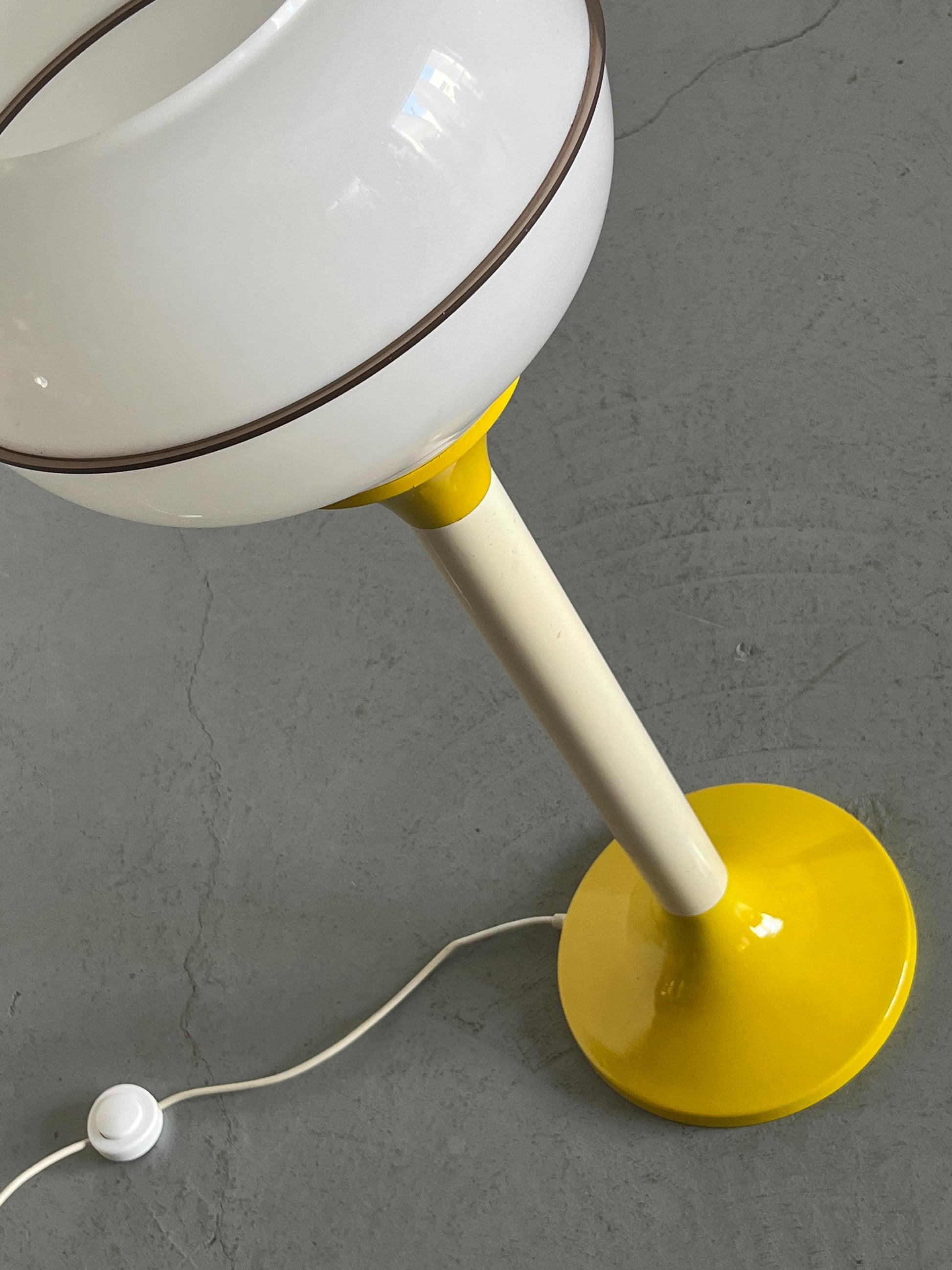 Vintage Stehlampe Space Age Gelb und Weiß Kunststoff Metall Glas 1970er