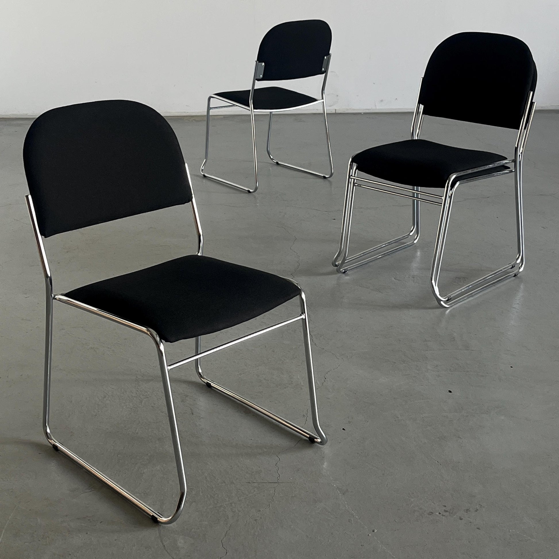 Vintage Minimalistischer Essstuhl Schwarz Chromstahl stapelbar Italien 1990er Set von 4