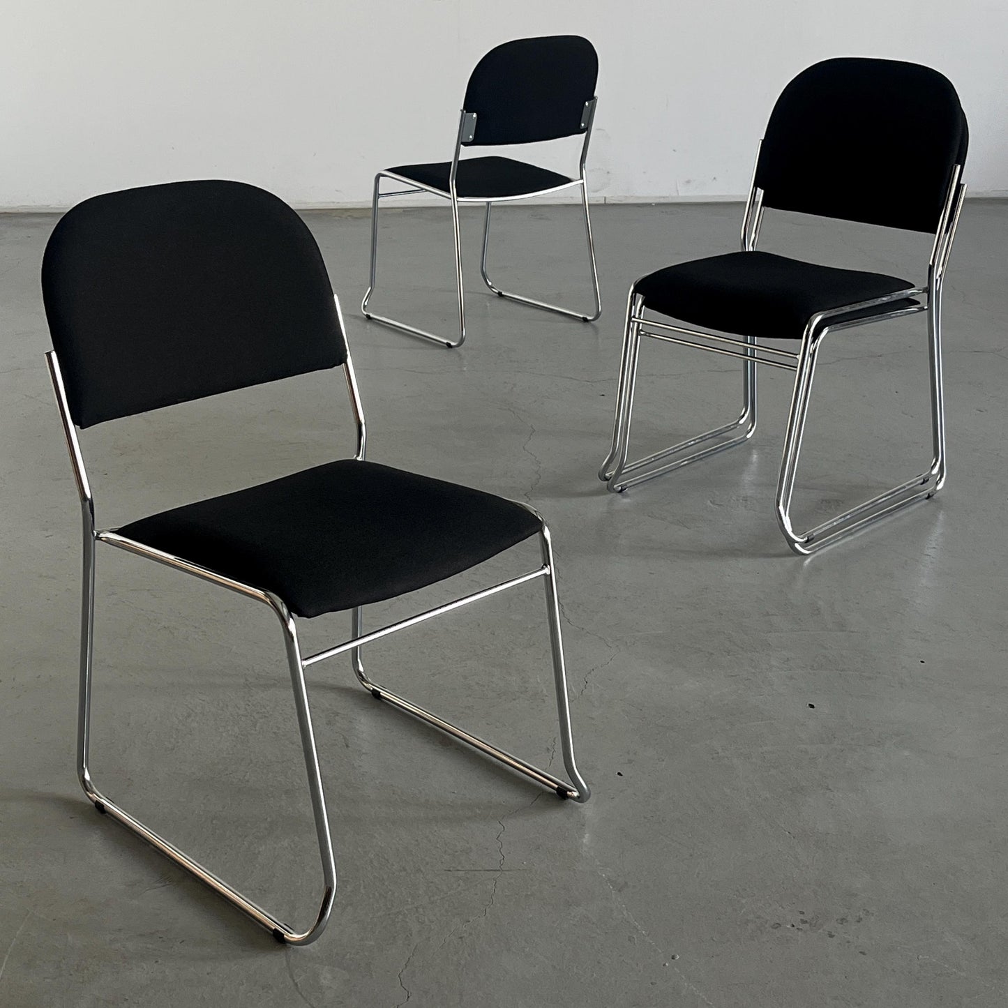 Vintage Set von 4 Esszimmerstuhl stapelbar in Schwarz Chrom, Italien, 1990er