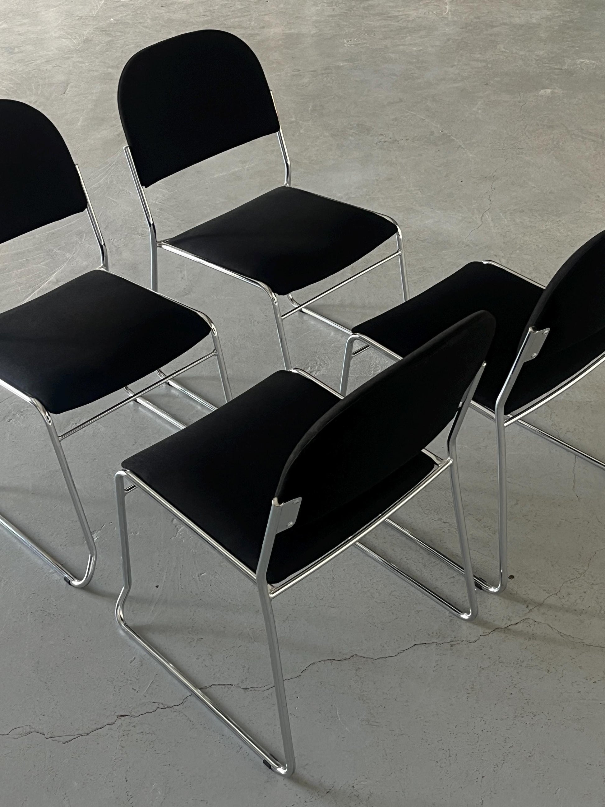 Vintage Minimalistischer Essstuhl Schwarz Chromstahl stapelbar Italien 1990er Set von 4