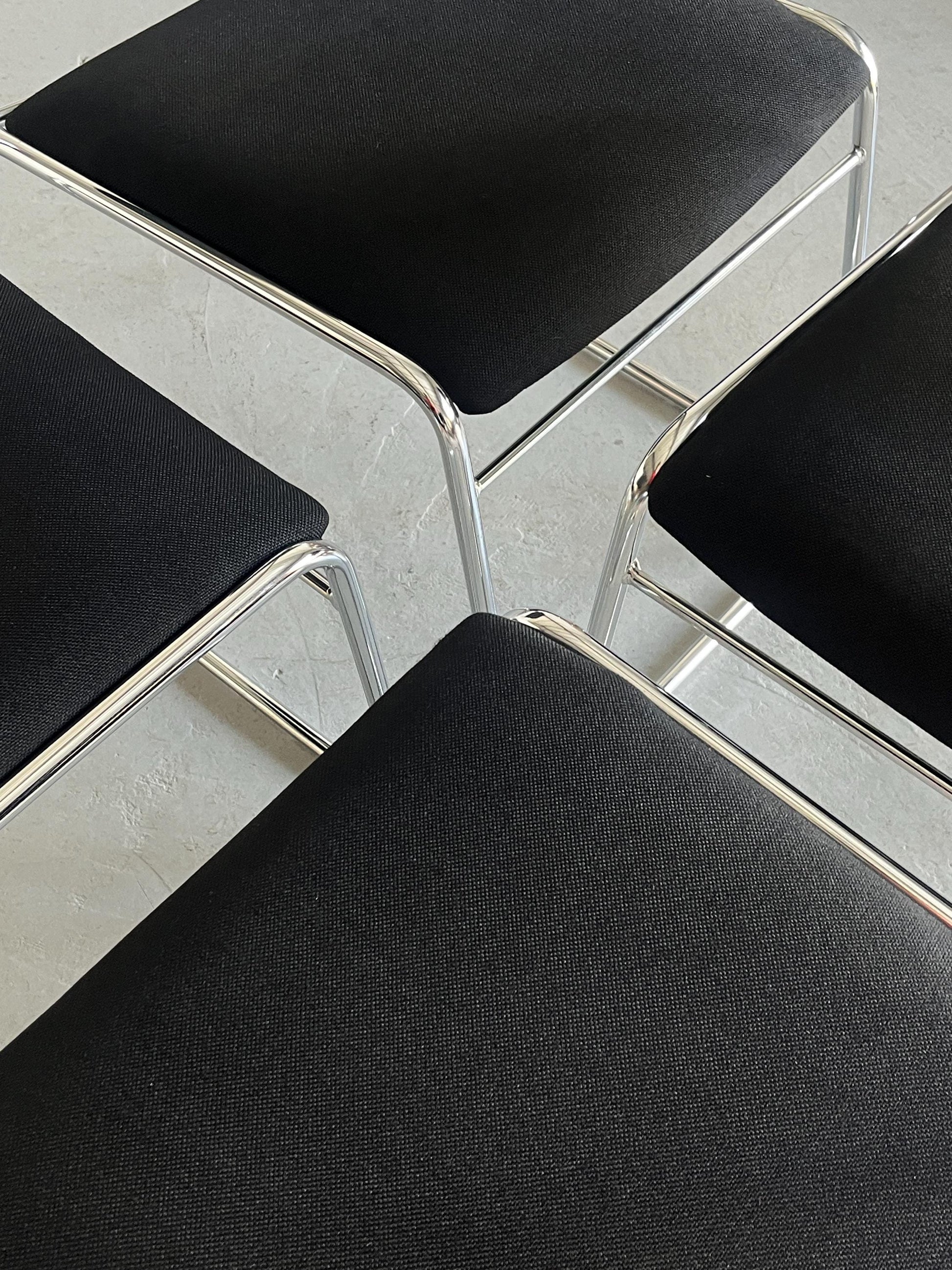 Vintage Minimalistischer Essstuhl Schwarz Chromstahl stapelbar Italien 1990er Set von 4