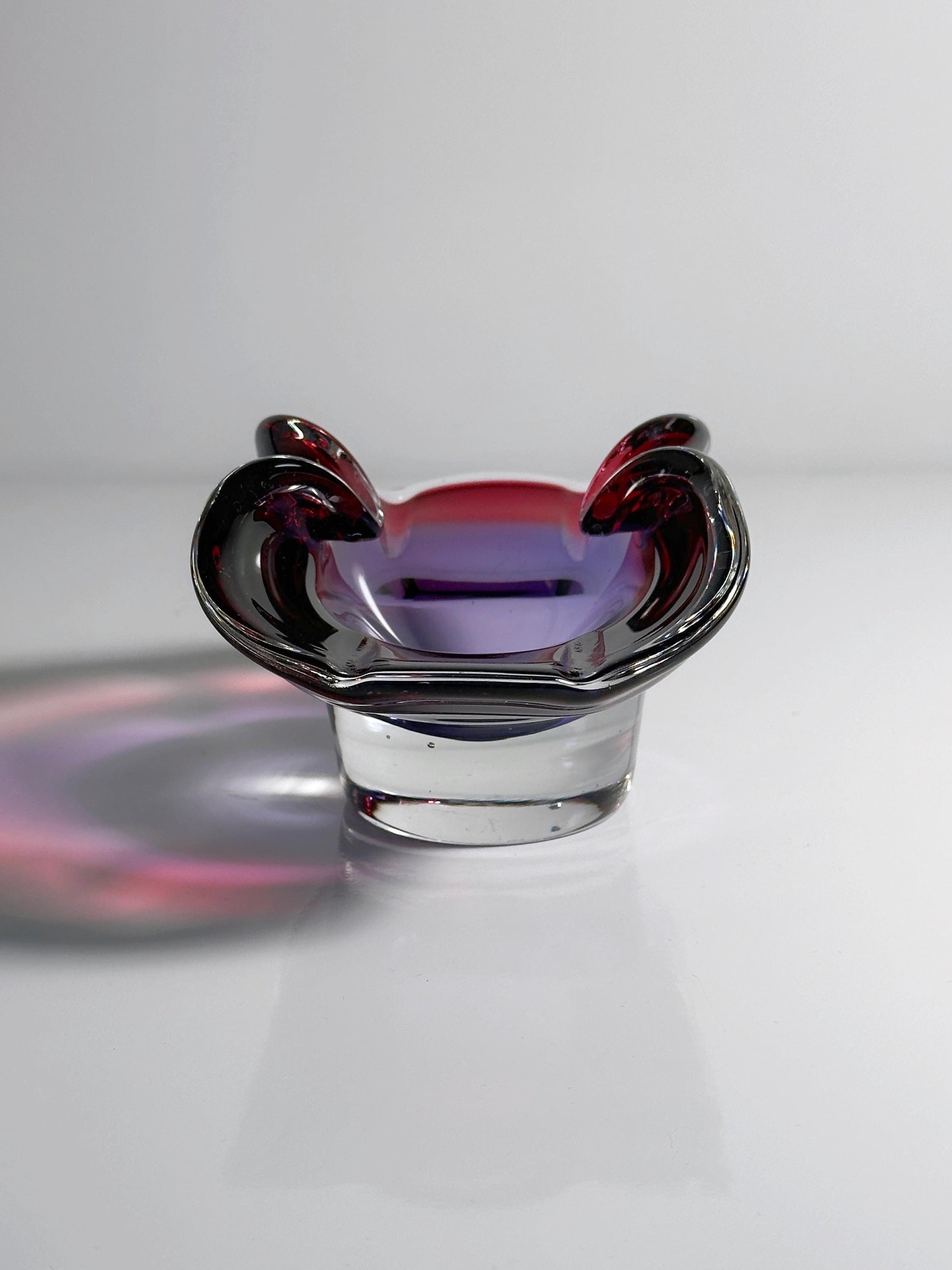 Vintage Aschenbecher Josef Hospodka für Chribska Böhmen Cranberry Violett Glas