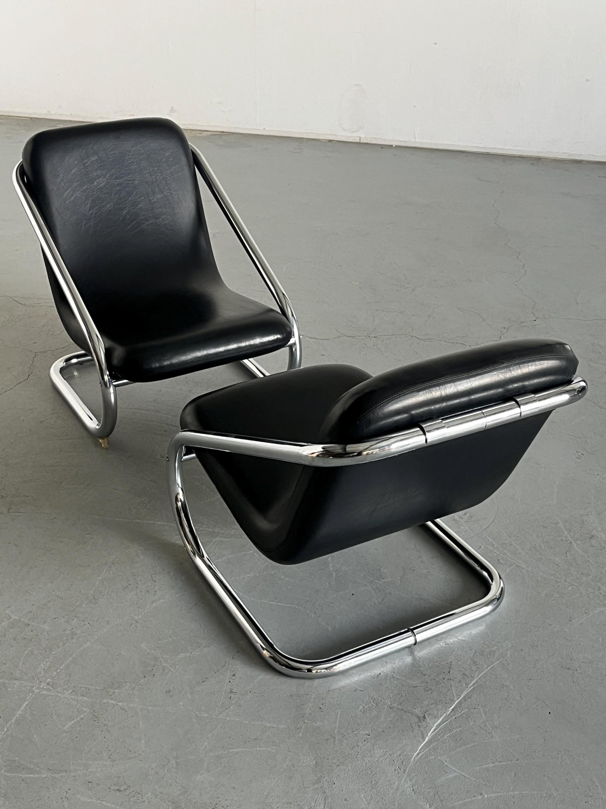 Vintage Freischwinger Armstuhl Schwarz Leder Chromstahl