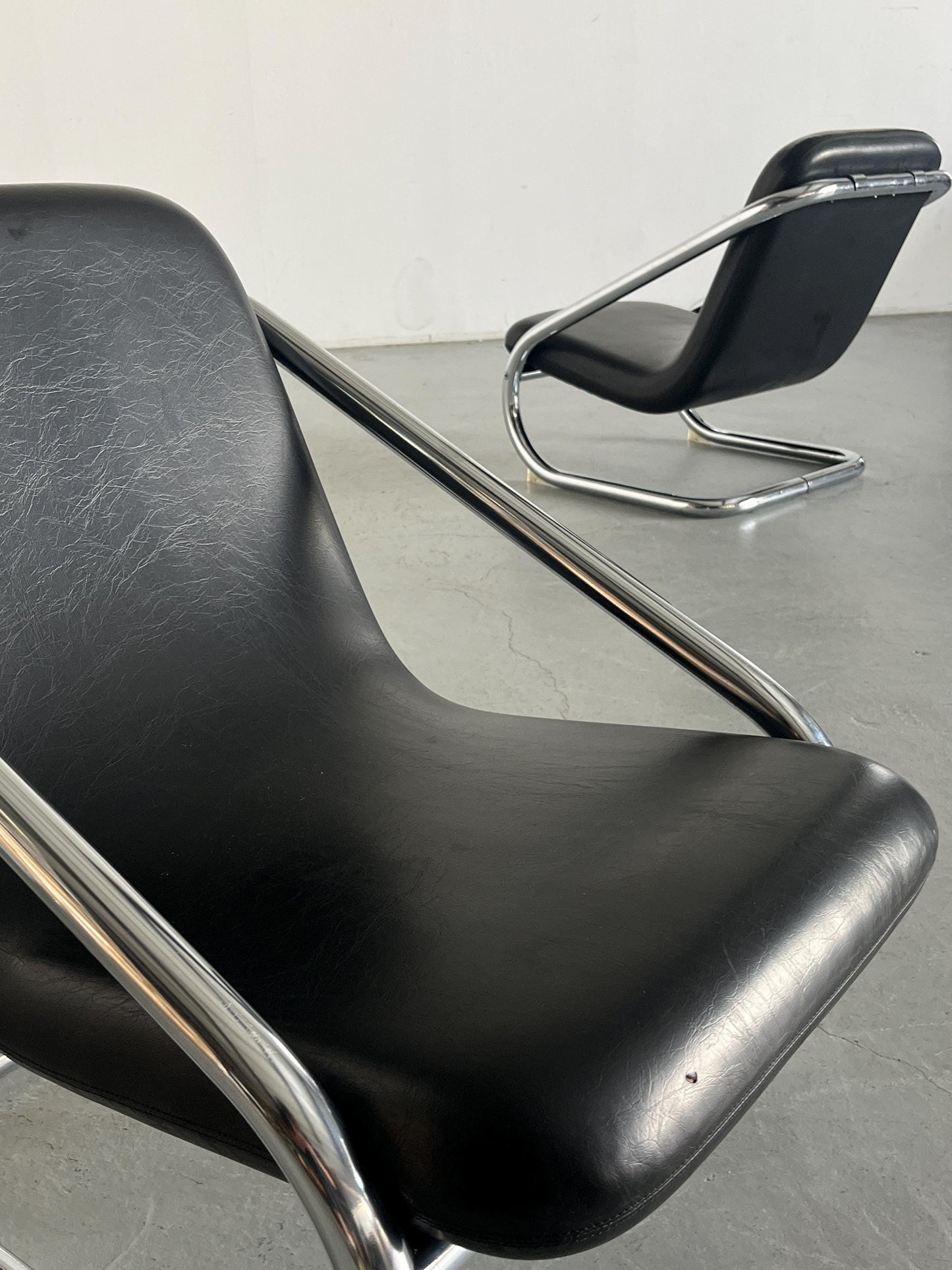Vintage Freischwinger Armstuhl Schwarz Leder Chromstahl