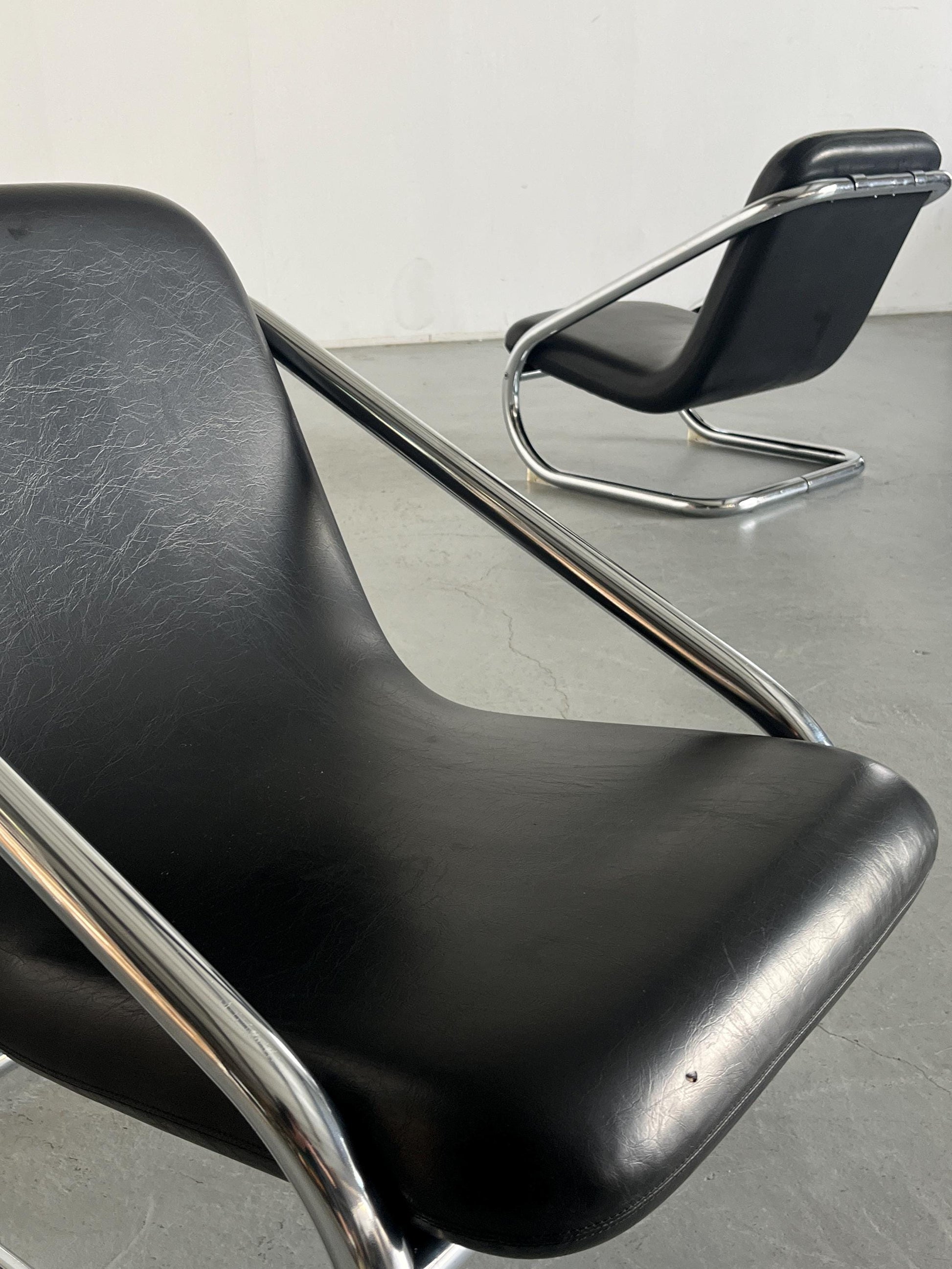 Vintage Freischwinger Armstuhl Schwarz Leder Chromstahl