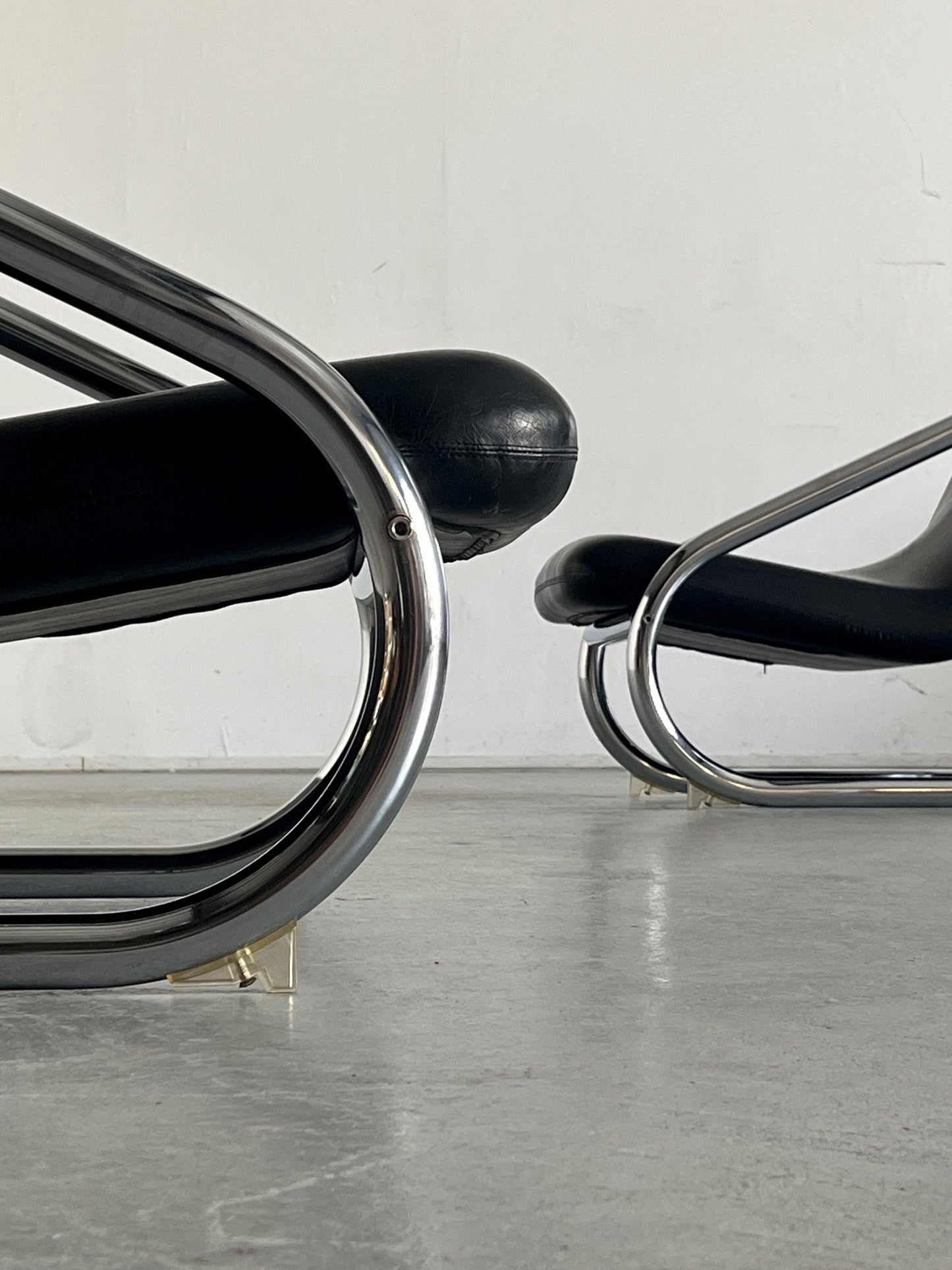 Vintage Freischwinger Armstuhl Schwarz Leder Chromstahl