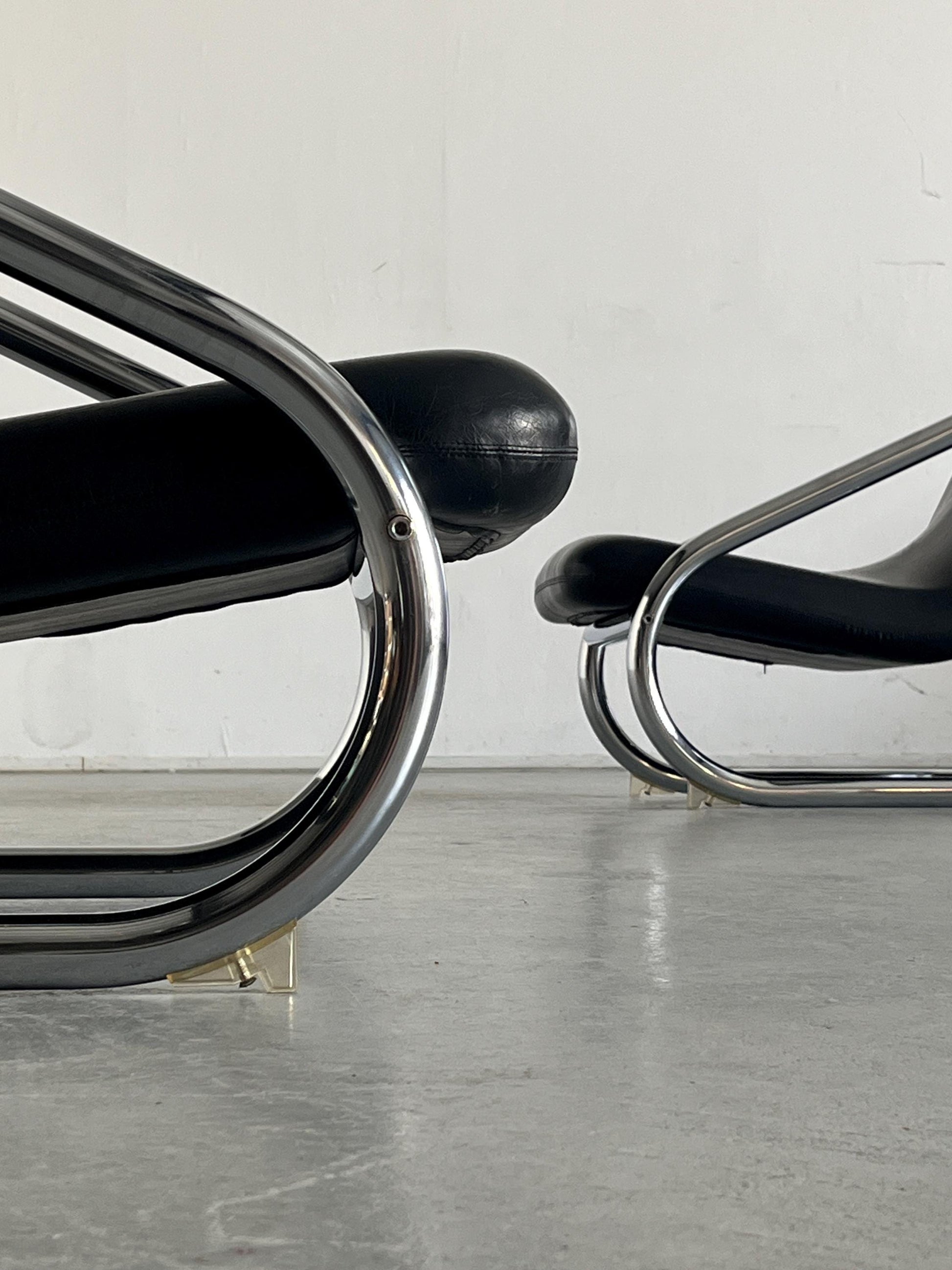 Vintage Freischwinger Armstuhl Schwarz Leder Chromstahl