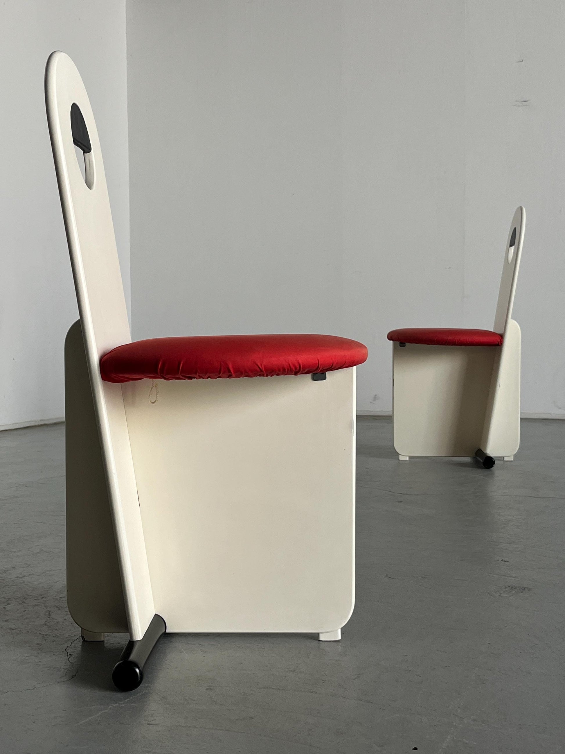 Vintage Esszimmerstuhl Memphis Milano Stil weiß lackiert rot gepolstert Paar