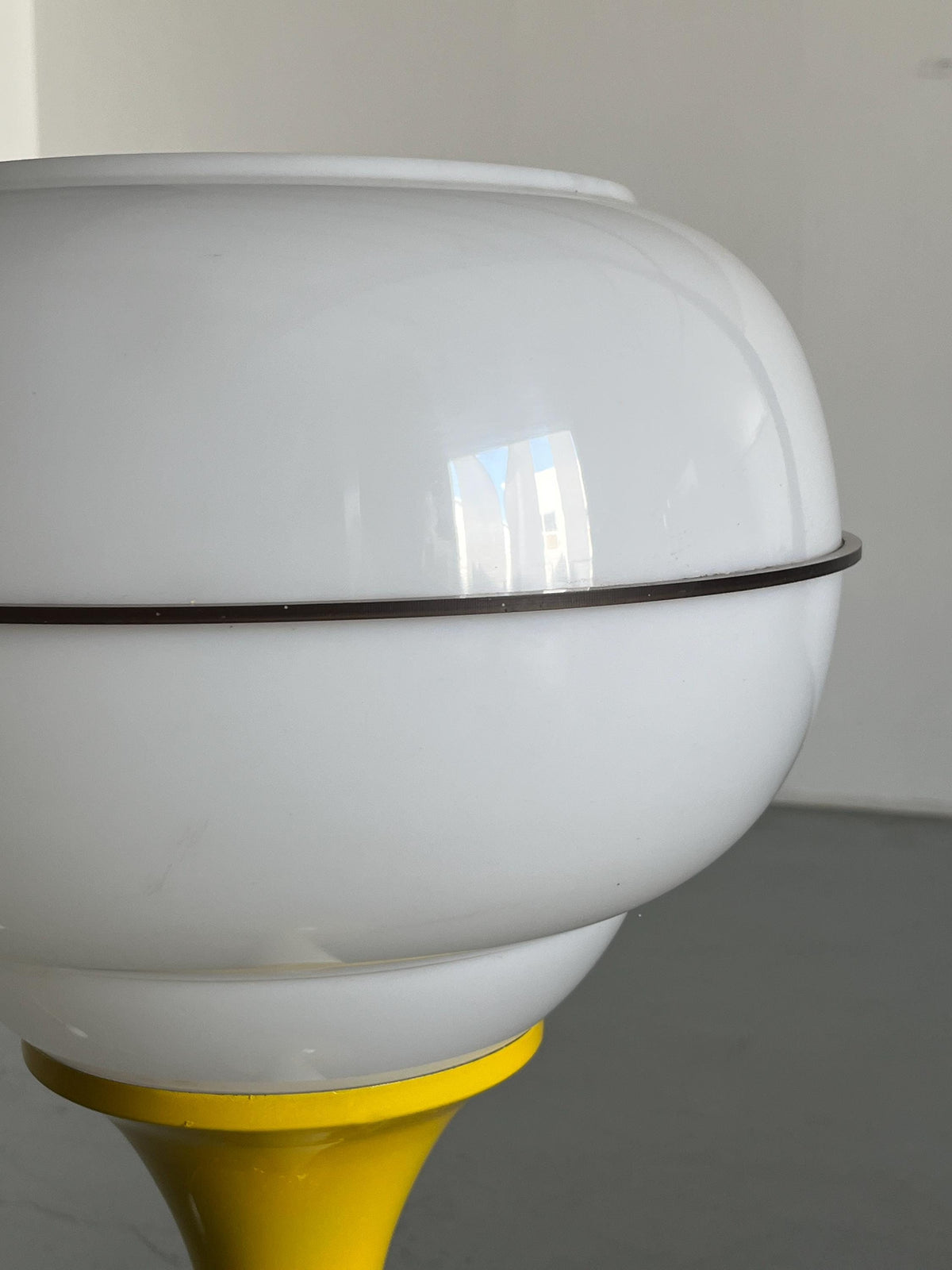Vintage Stehlampe Space Age Gelb und Weiß Kunststoff Metall Glas 1970er