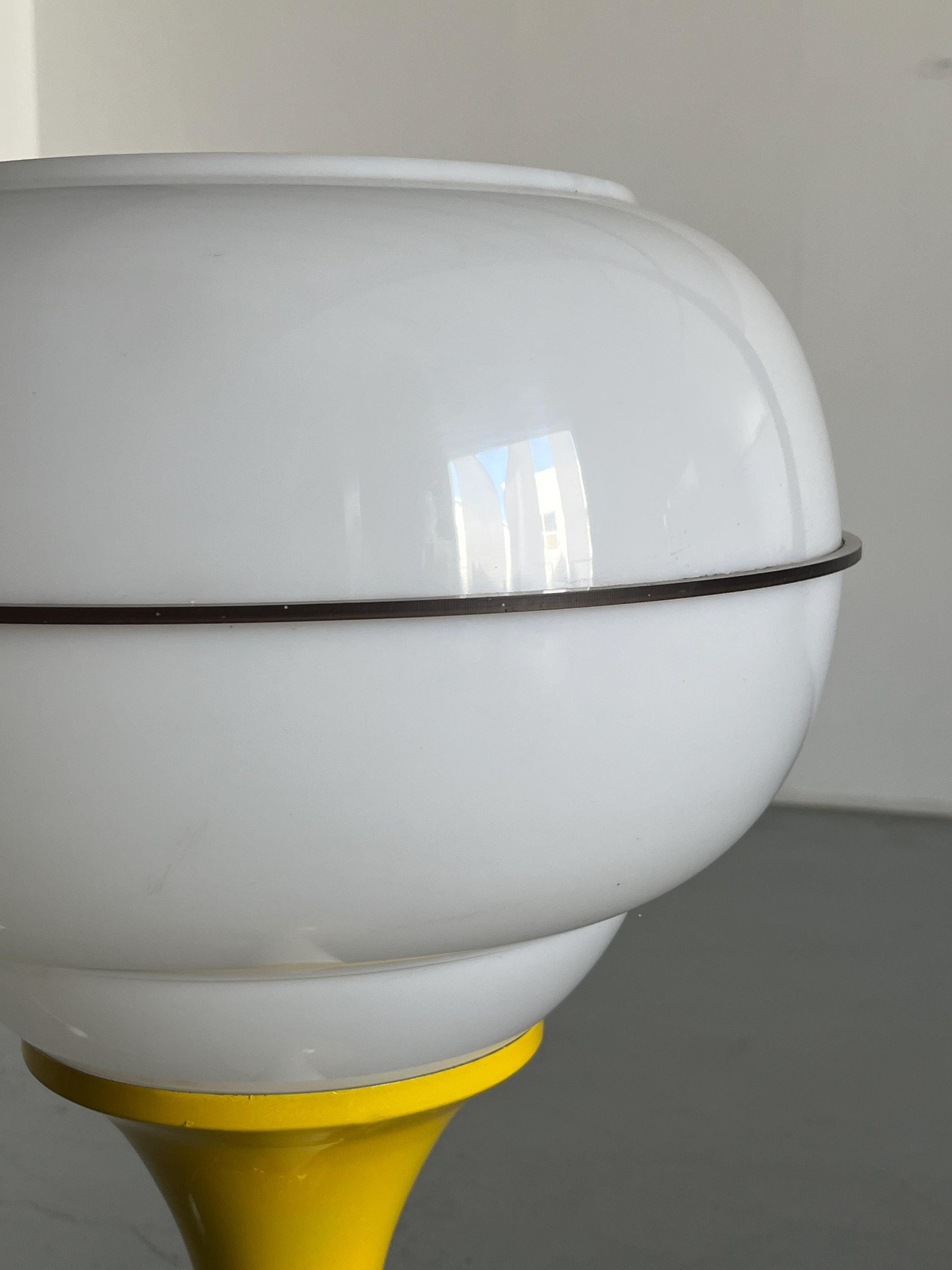 Vintage Stehlampe Space Age Gelb und Weiß Kunststoff Metall Glas 1970er