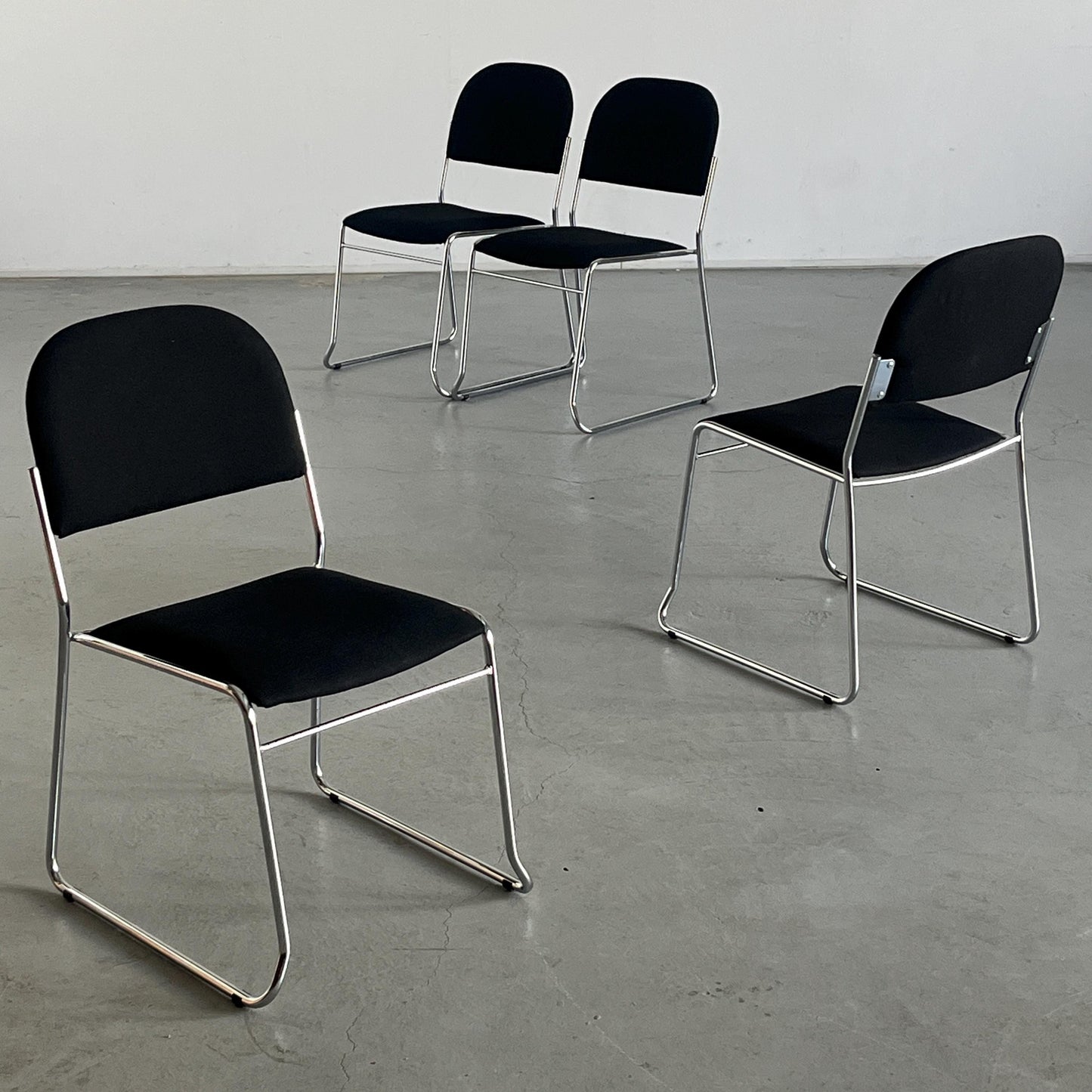 Vintage Minimalistischer Essstuhl Schwarz Chromstahl stapelbar Italien 1990er Set von 4