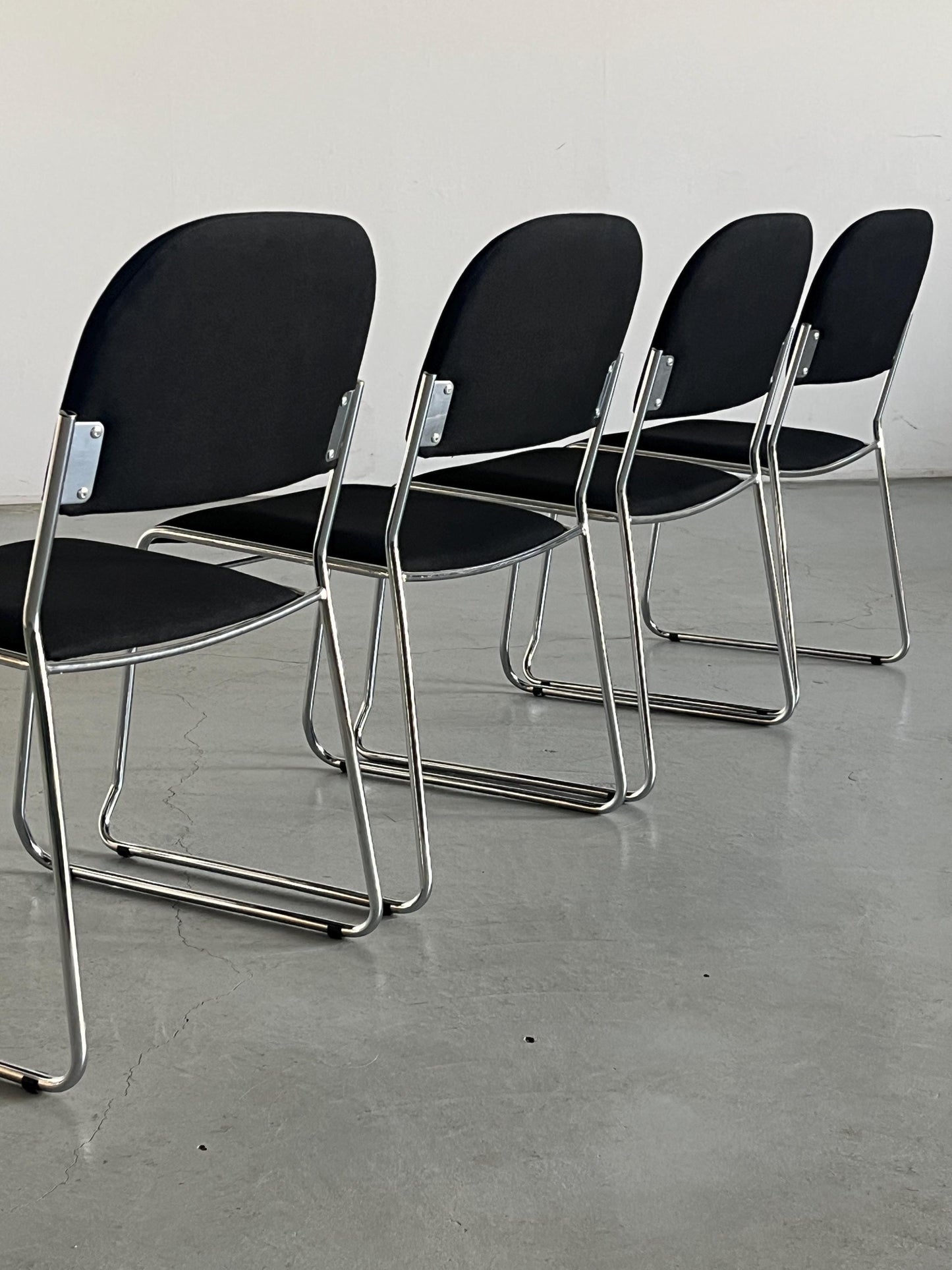 Vintage Minimalistischer Essstuhl Schwarz Chromstahl stapelbar Italien 1990er Set von 4