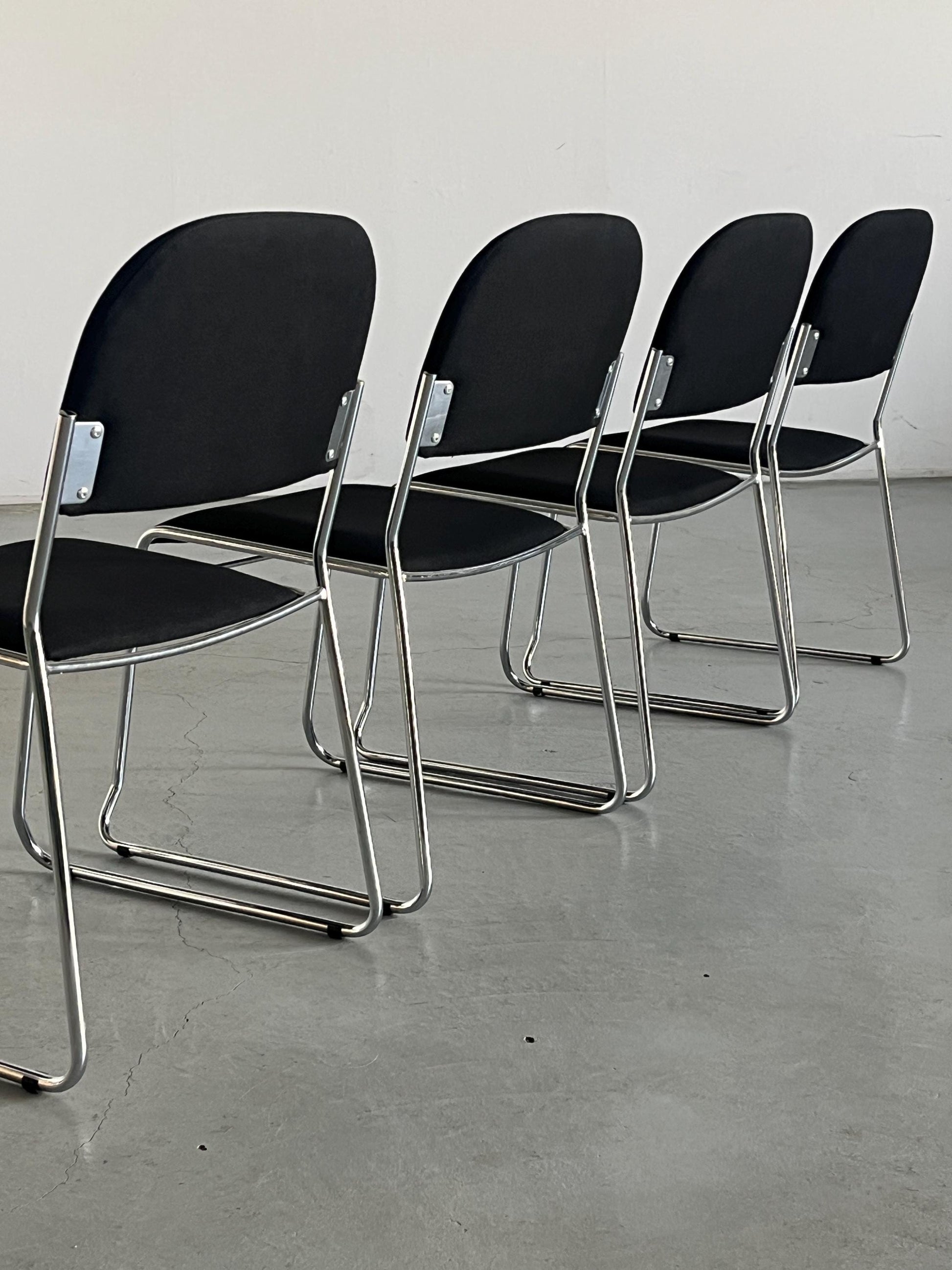 Vintage Minimalistischer Essstuhl Schwarz Chromstahl stapelbar Italien 1990er Set von 4