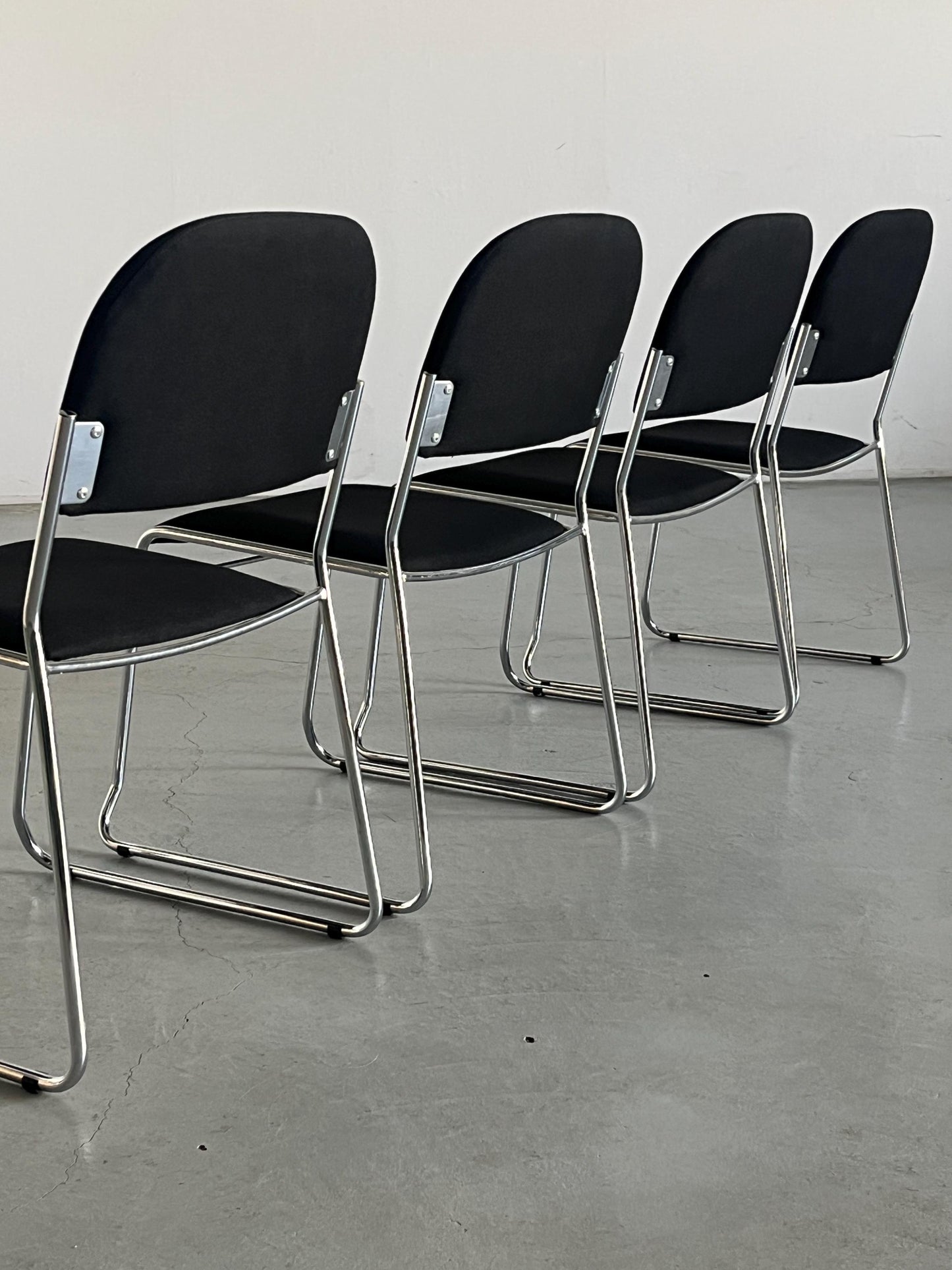 Vintage Set von 4 Esszimmerstuhl stapelbar in Schwarz Chrom, Italien, 1990er