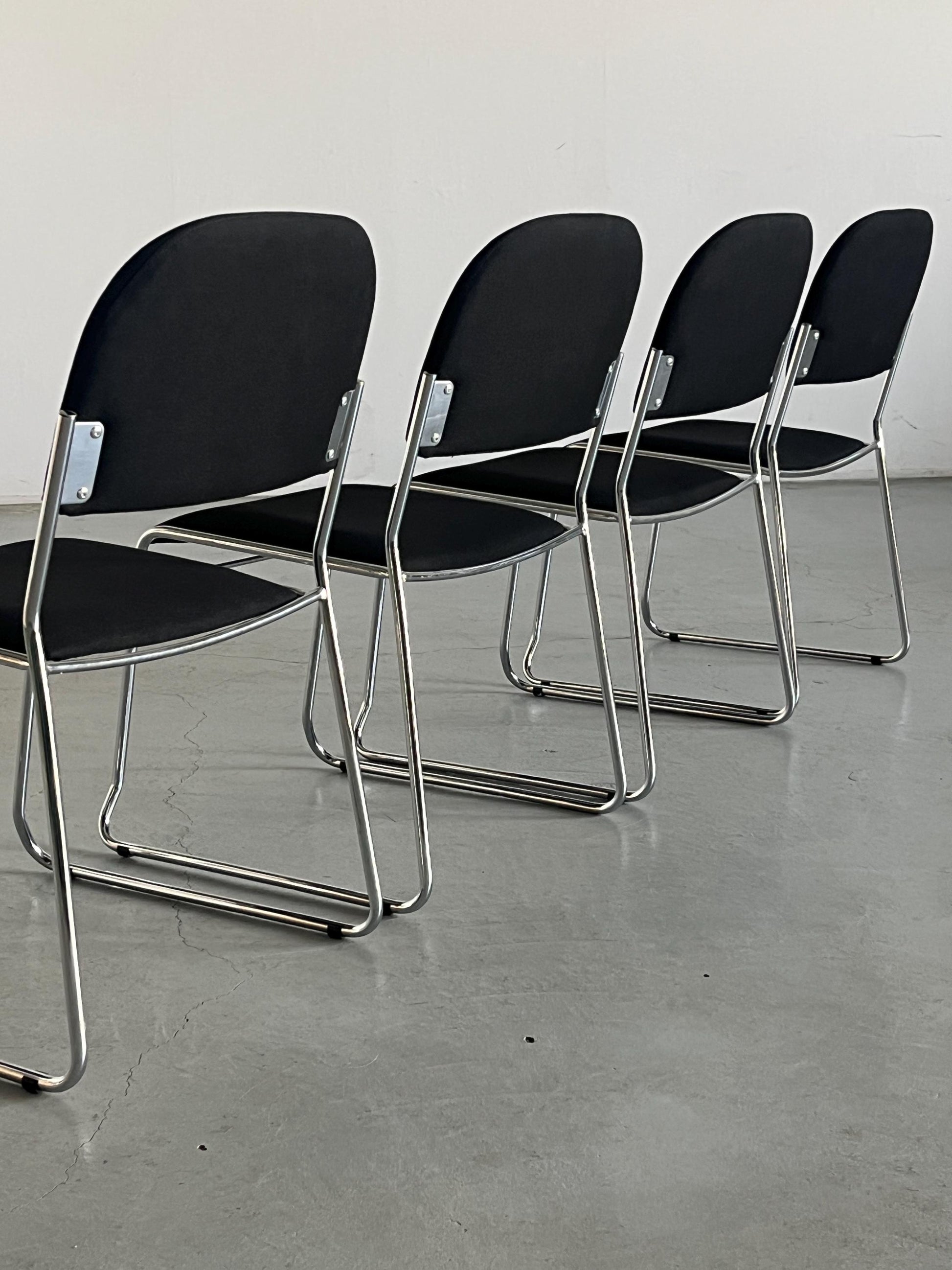 Vintage Set von 4 Esszimmerstuhl stapelbar in Schwarz Chrom, Italien, 1990er
