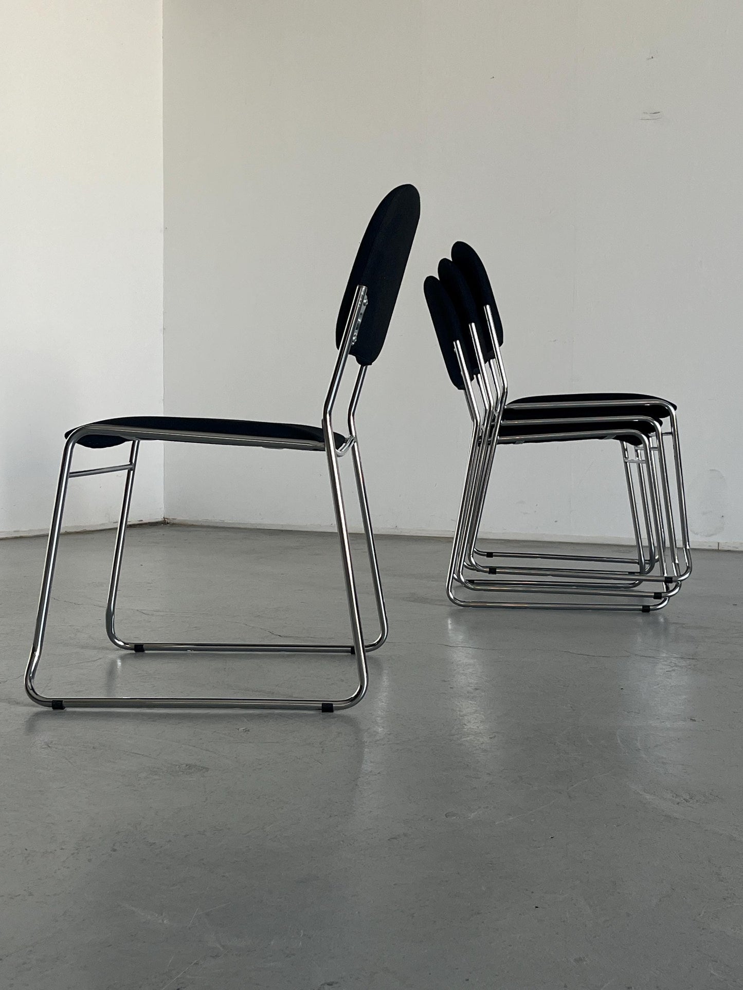 Vintage Minimalistischer Essstuhl Schwarz Chromstahl stapelbar Italien 1990er Set von 4