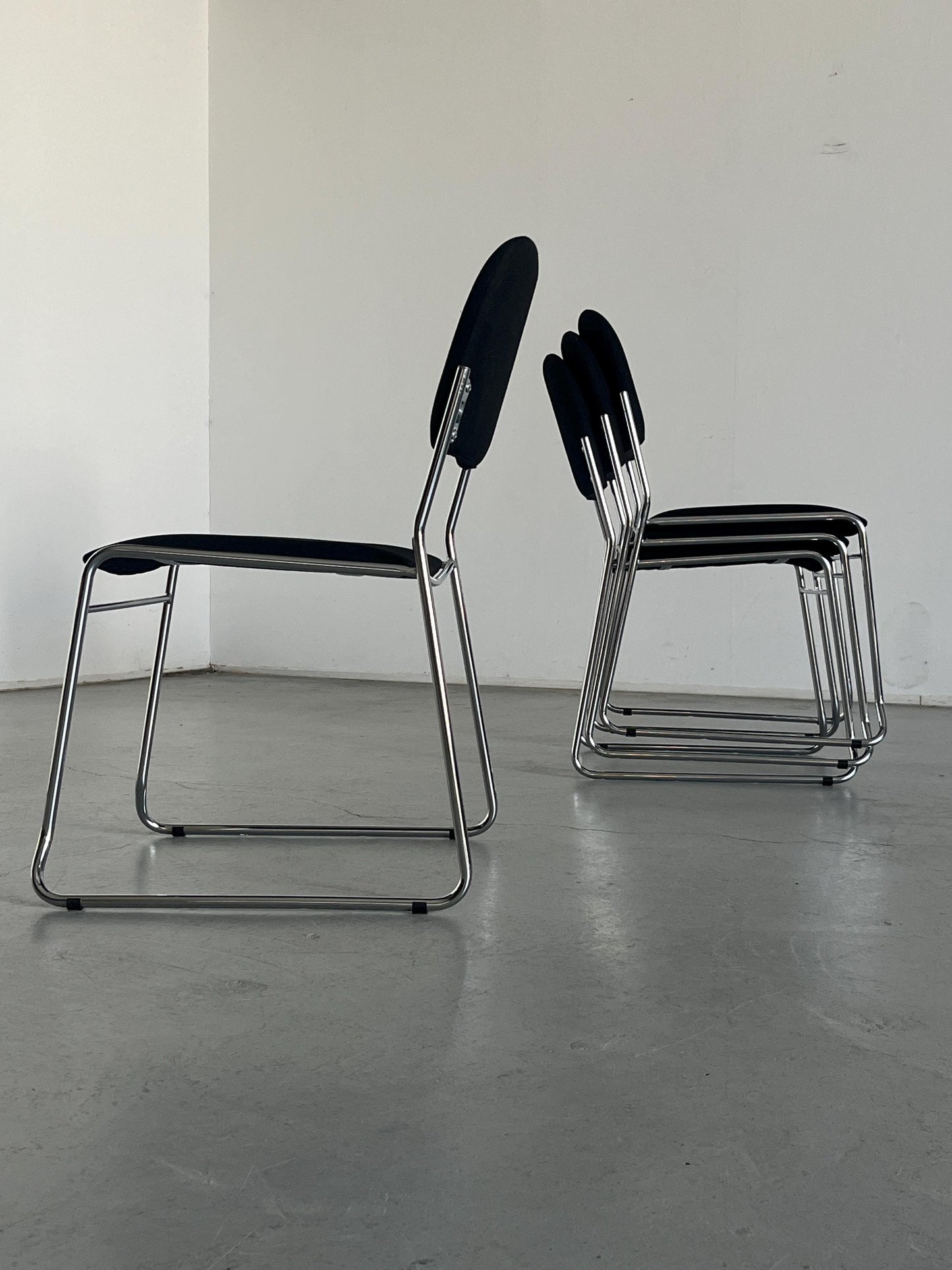 Vintage Set von 4 Esszimmerstuhl stapelbar in Schwarz Chrom, Italien, 1990er