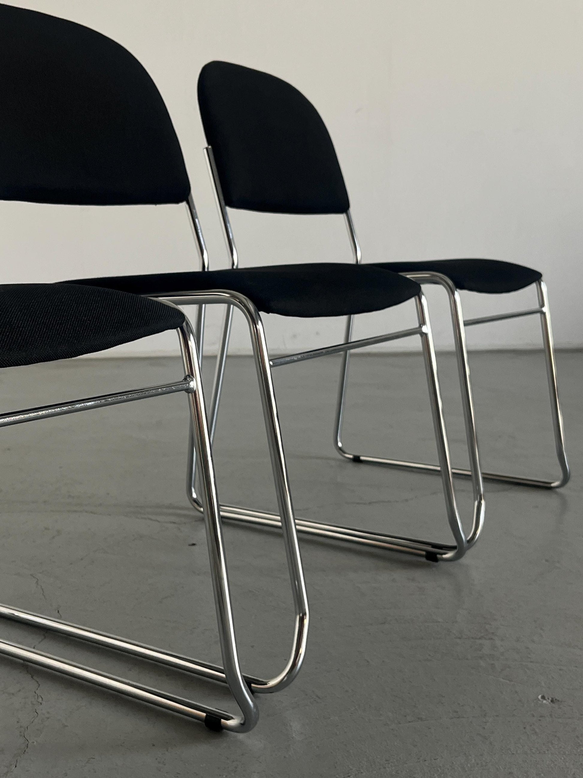 Vintage Minimalistischer Essstuhl Schwarz Chromstahl stapelbar Italien 1990er Set von 4