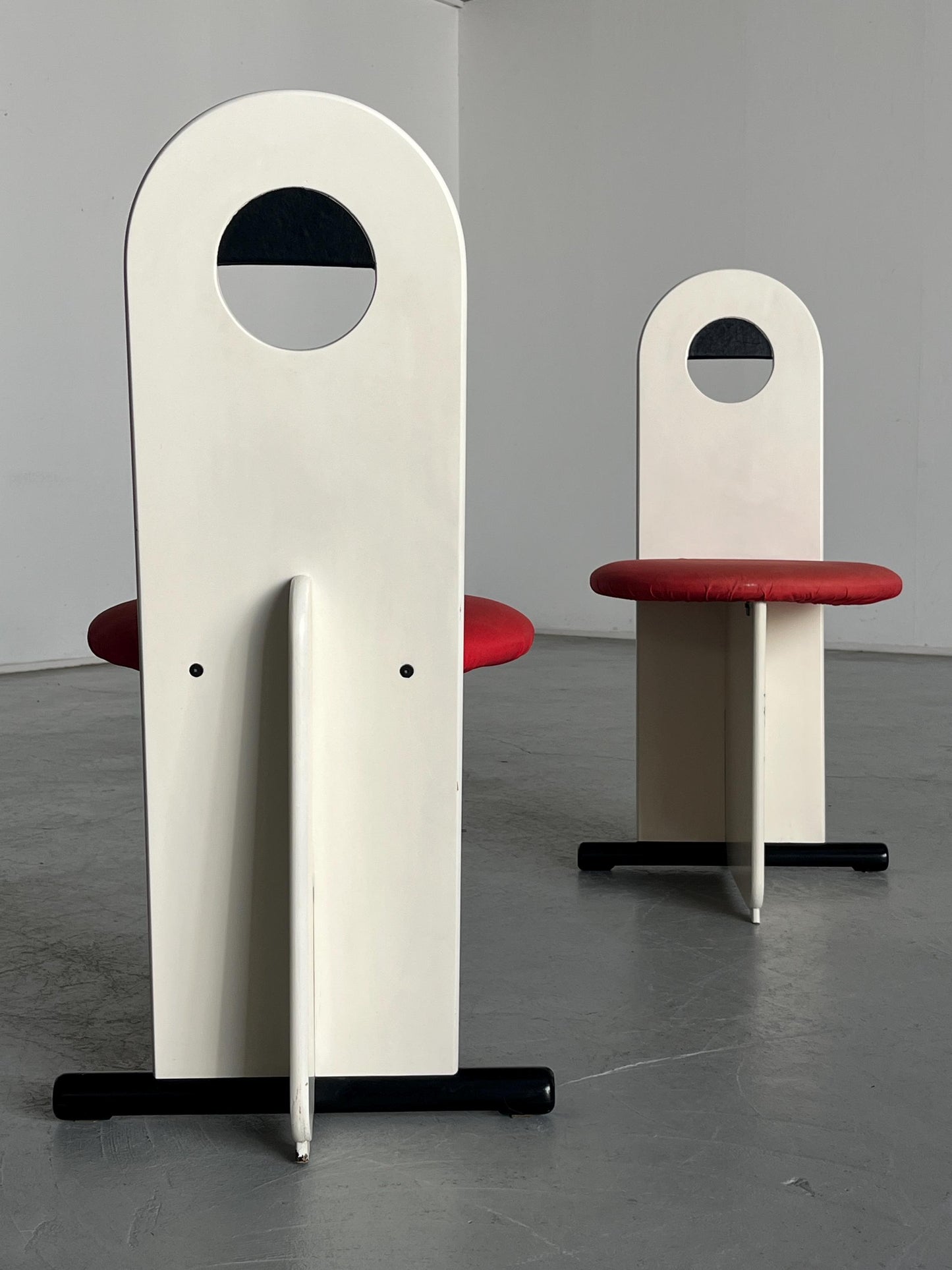 Vintage Esszimmerstuhl Memphis Milano Stil weiß lackiert rot gepolstert Paar