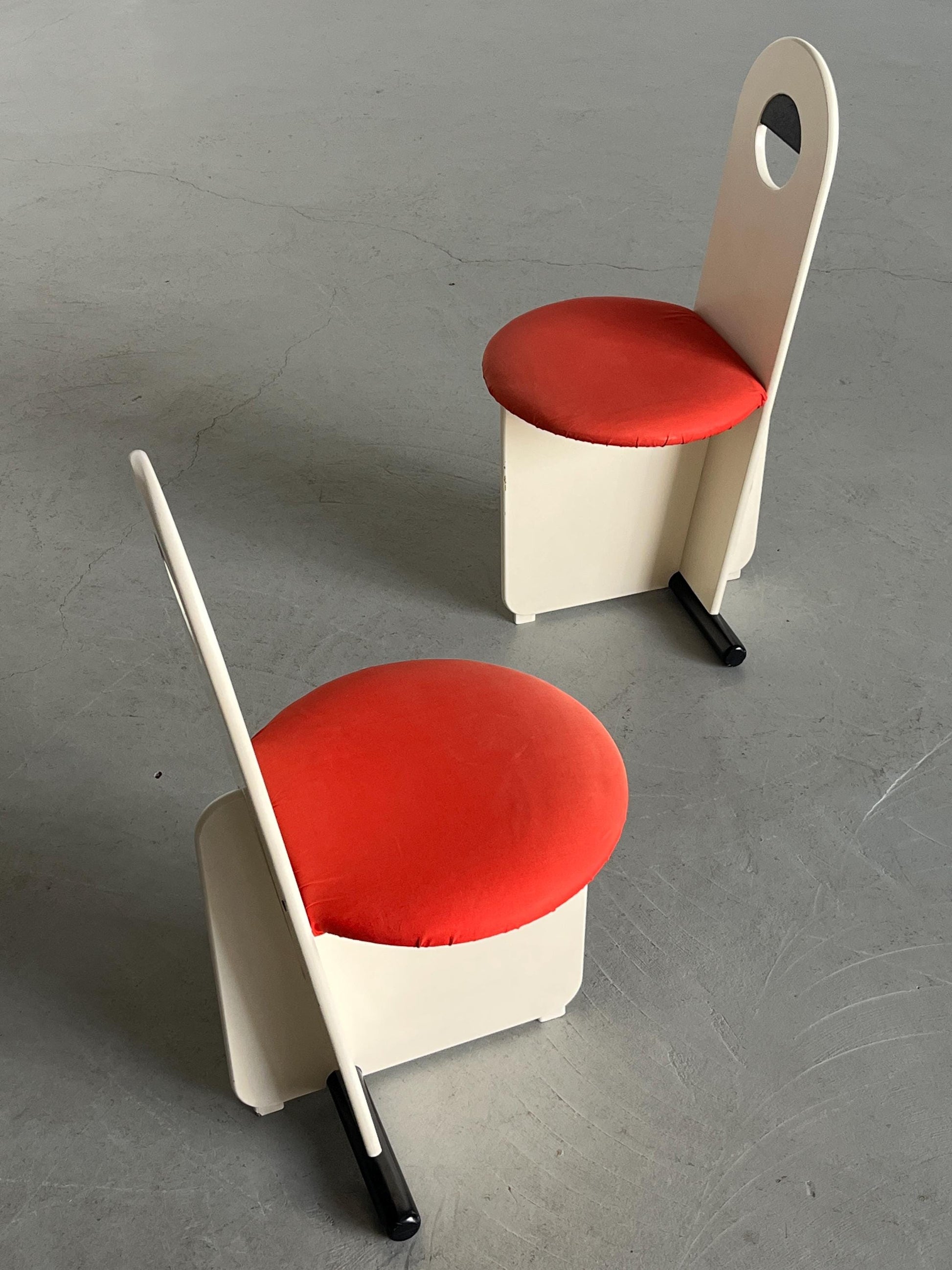 Vintage Esszimmerstuhl Memphis Milano Stil weiß lackiert rot gepolstert Paar