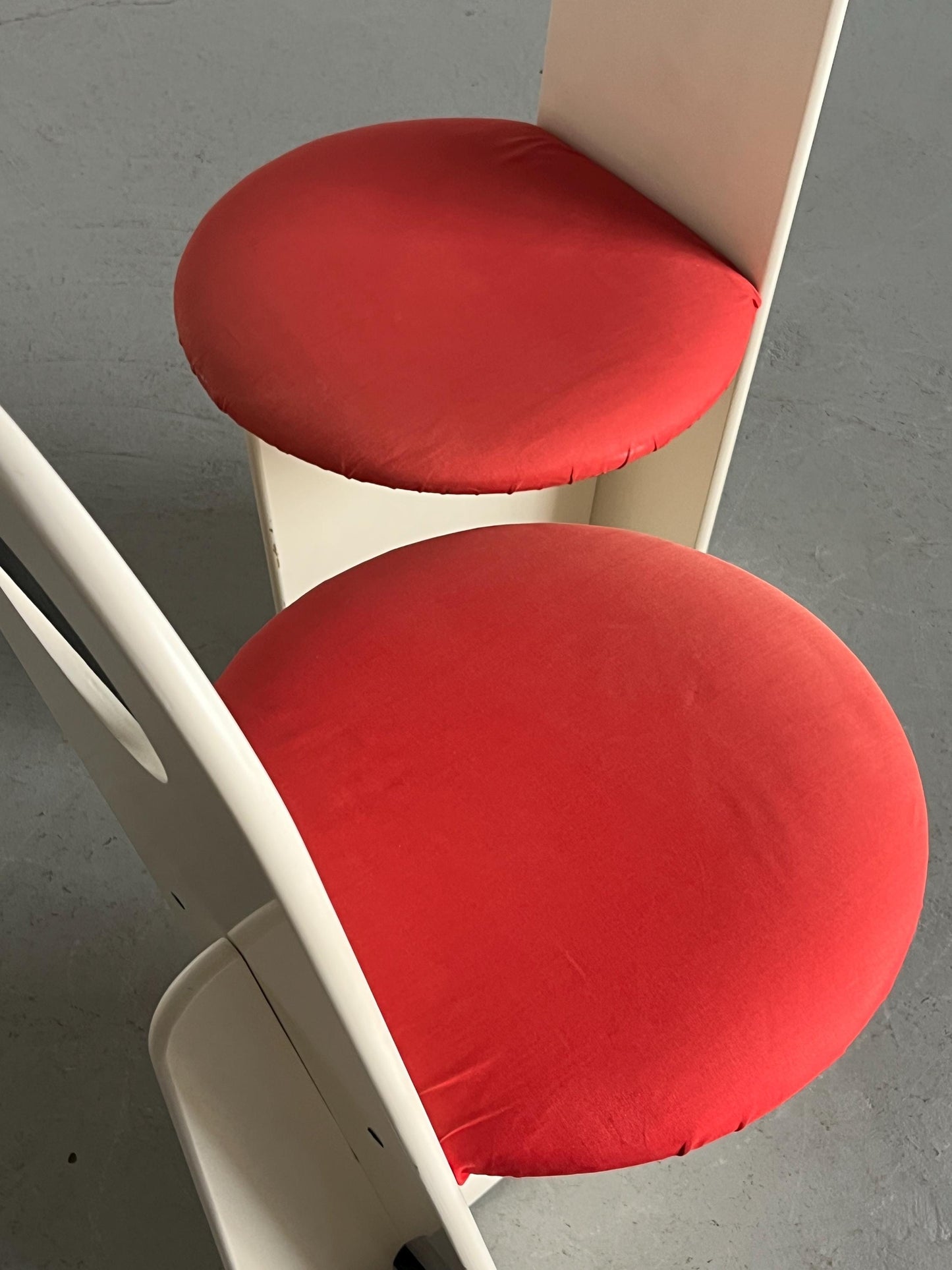 Vintage Esszimmerstuhl Memphis Milano Stil weiß lackiert rot gepolstert Paar