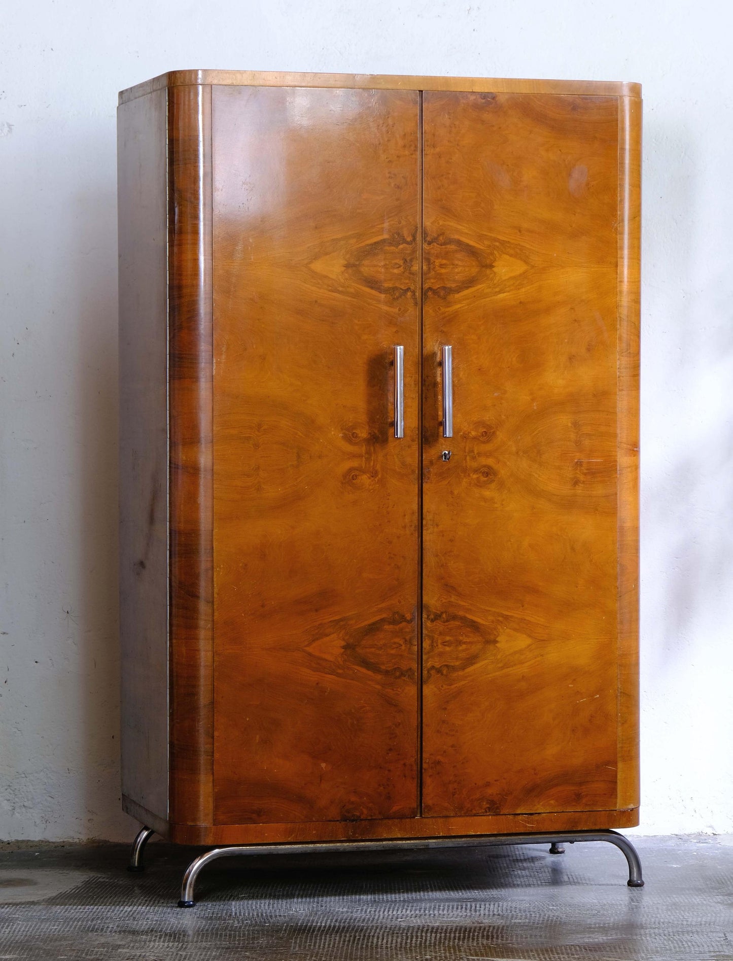Vintage Bauhaus Kleiderschrank von Robert Slezak zugeschrieben für Bauhaus