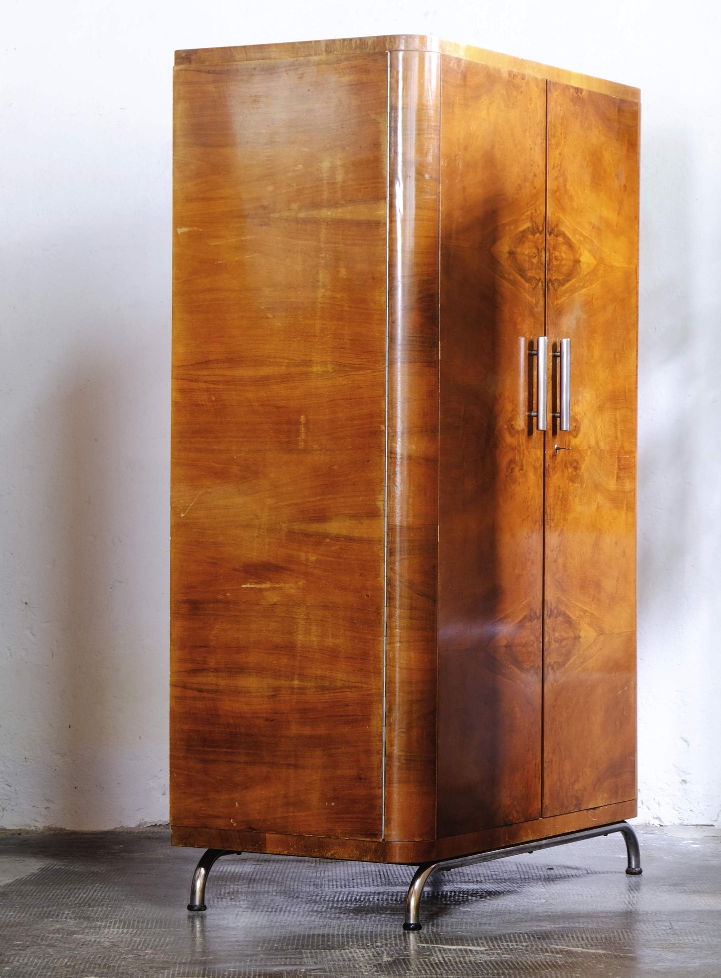 Vintage Bauhaus Kleiderschrank von Robert Slezak zugeschrieben für Bauhaus