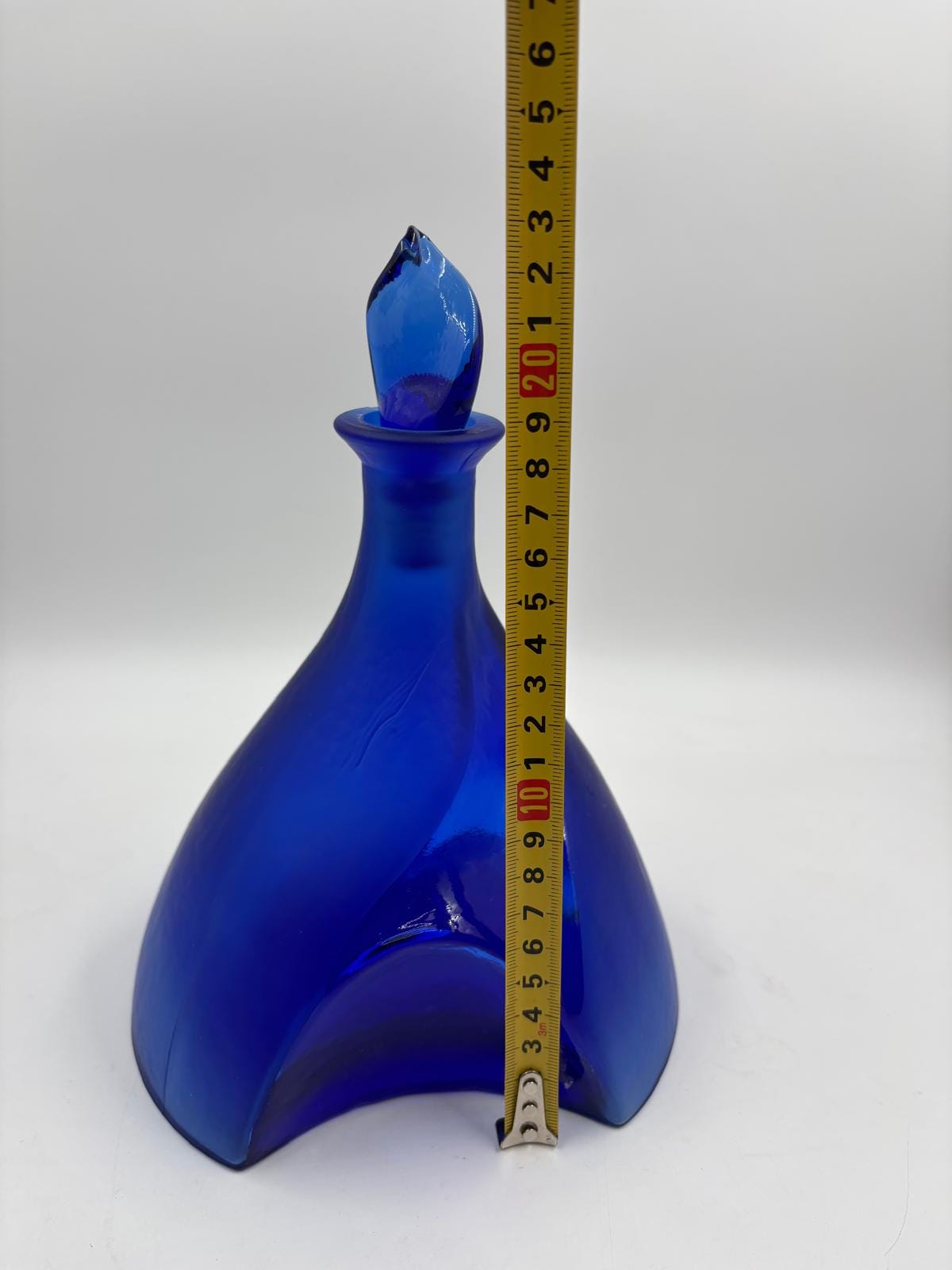 Vintage Glasflasche Kobaltblau mit Stopfen dreieckiger Boden