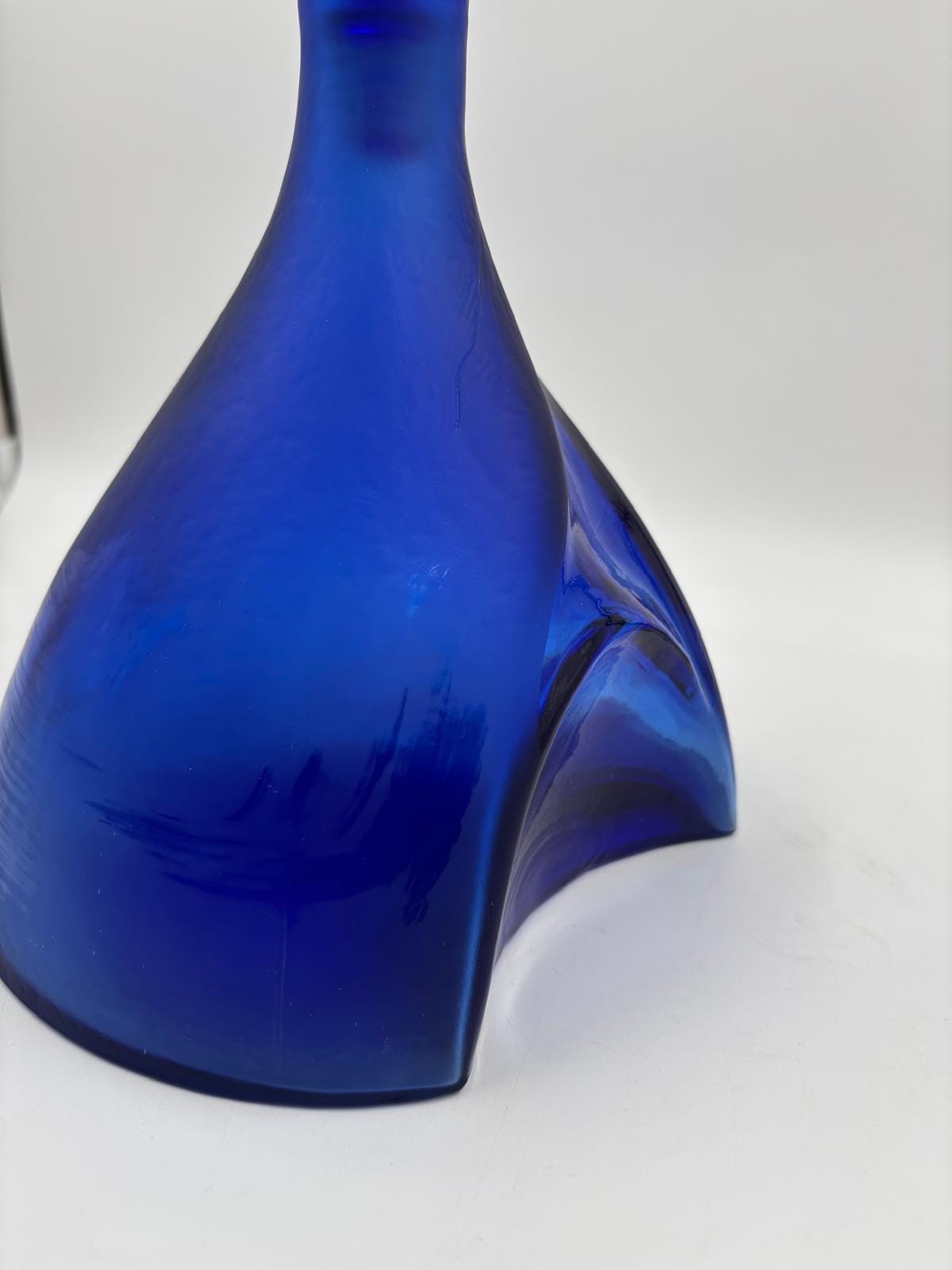 Vintage Glasflasche Kobaltblau mit Stopfen dreieckiger Boden