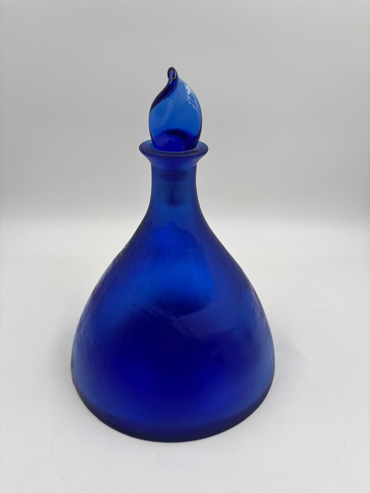 Vintage Glasflasche Kobaltblau mit Stopfen dreieckiger Boden