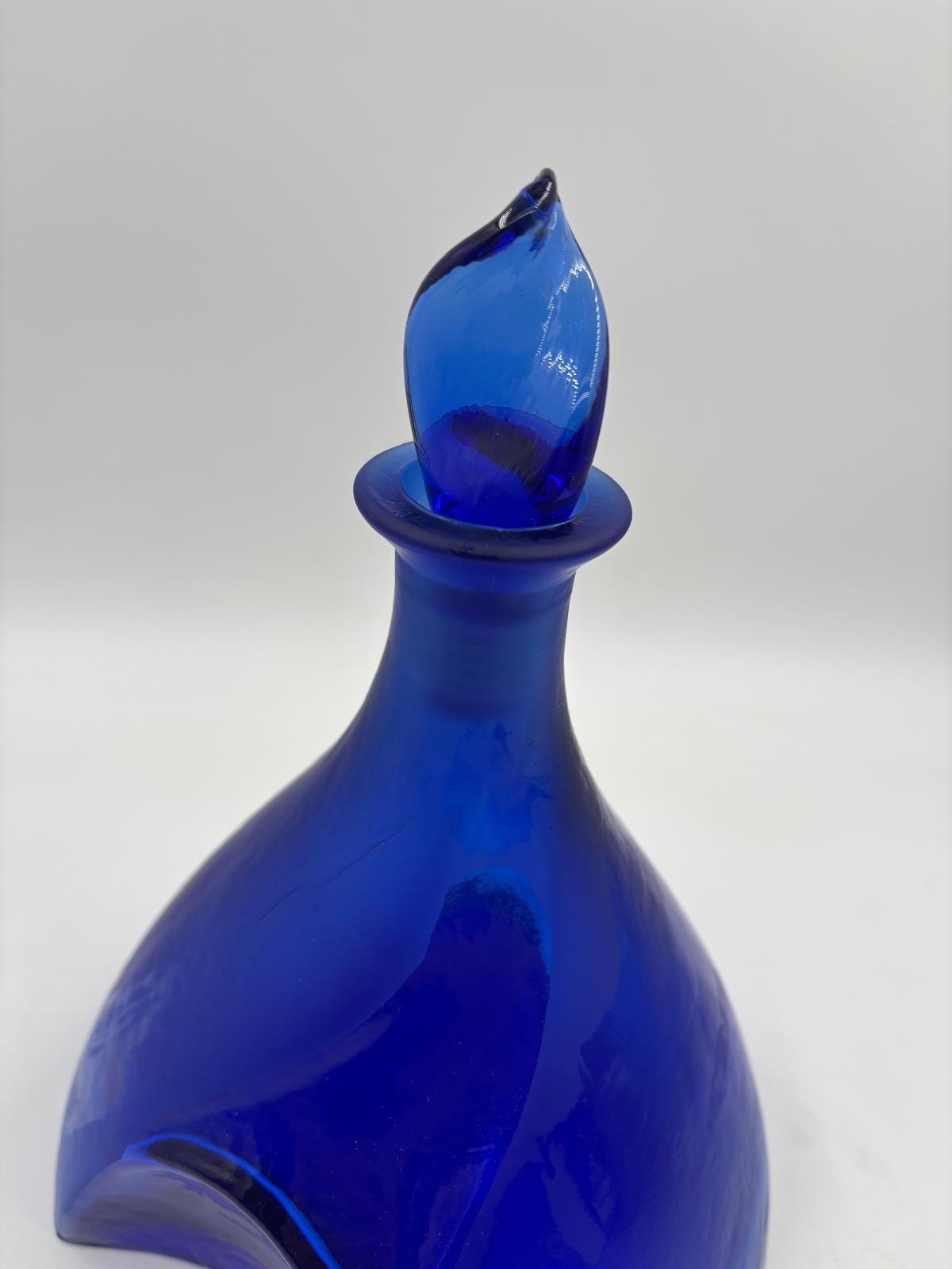 Vintage Glasflasche Kobaltblau mit Stopfen dreieckiger Boden