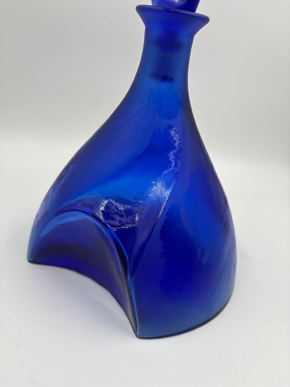 Vintage Glasflasche Kobaltblau mit Stopfen dreieckiger Boden