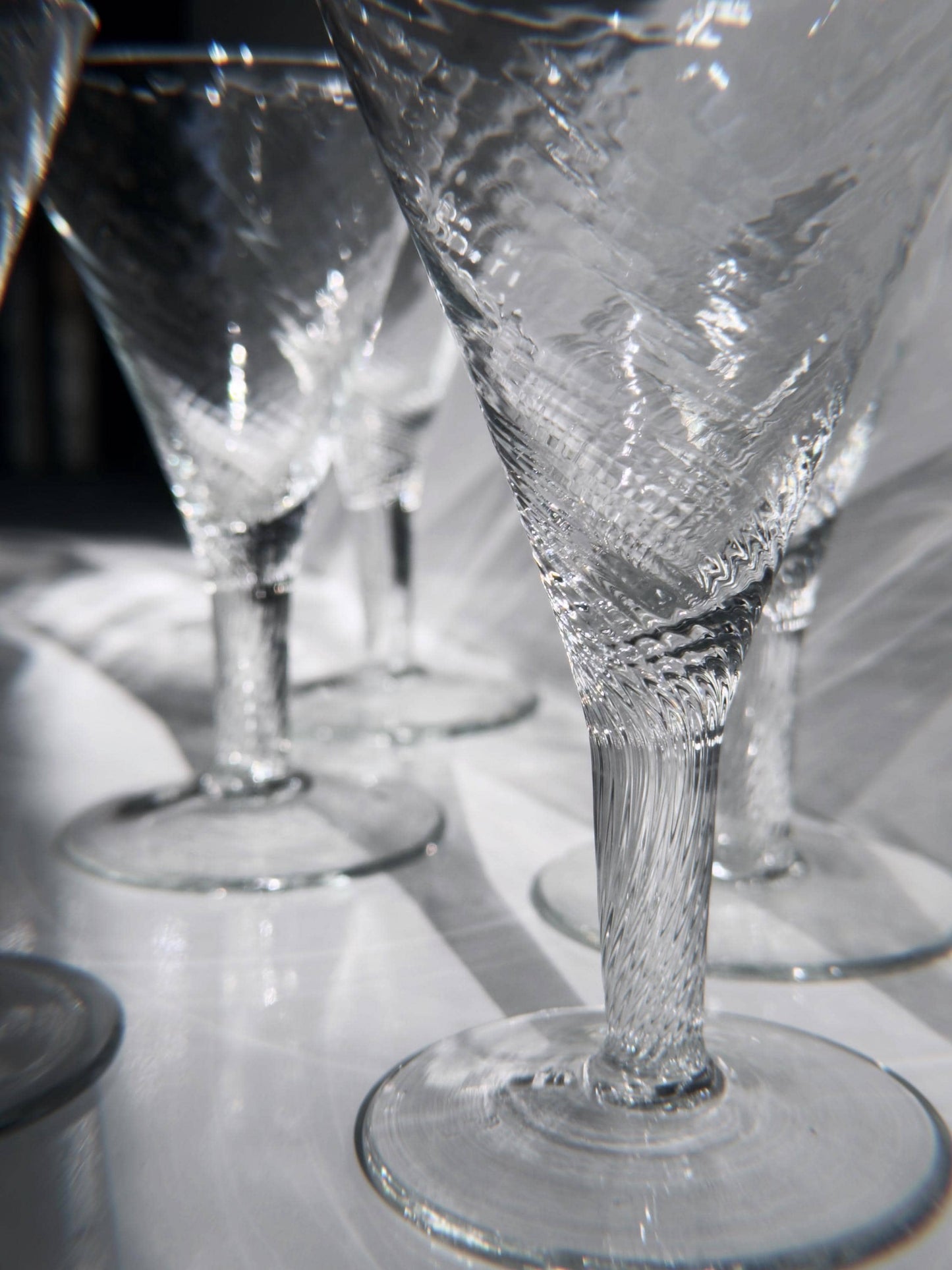 Vintage Dekanter Set von 7 mundgeblasen Swirl Glas