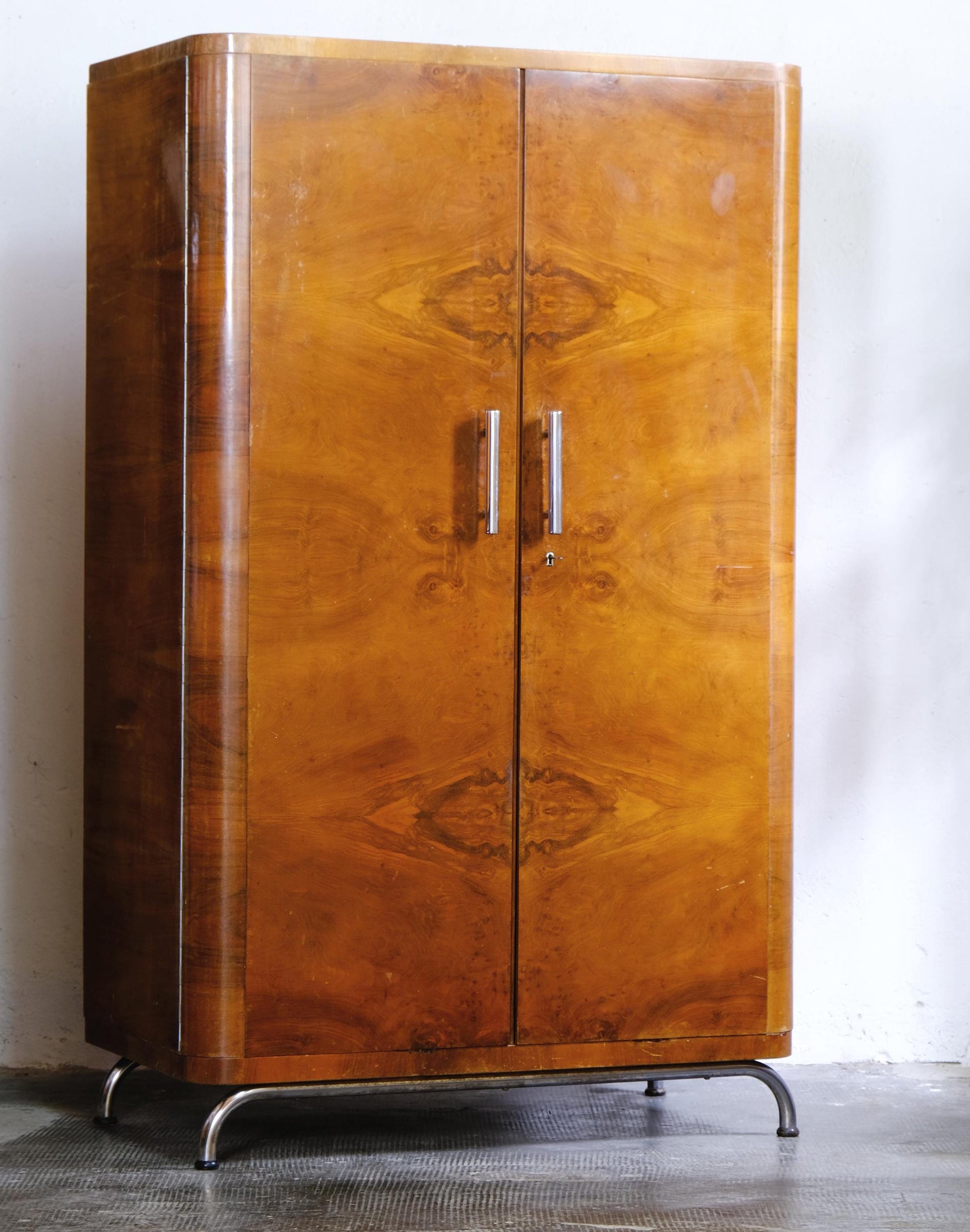 Vintage Bauhaus Kleiderschrank von Robert Slezak zugeschrieben für Bauhaus