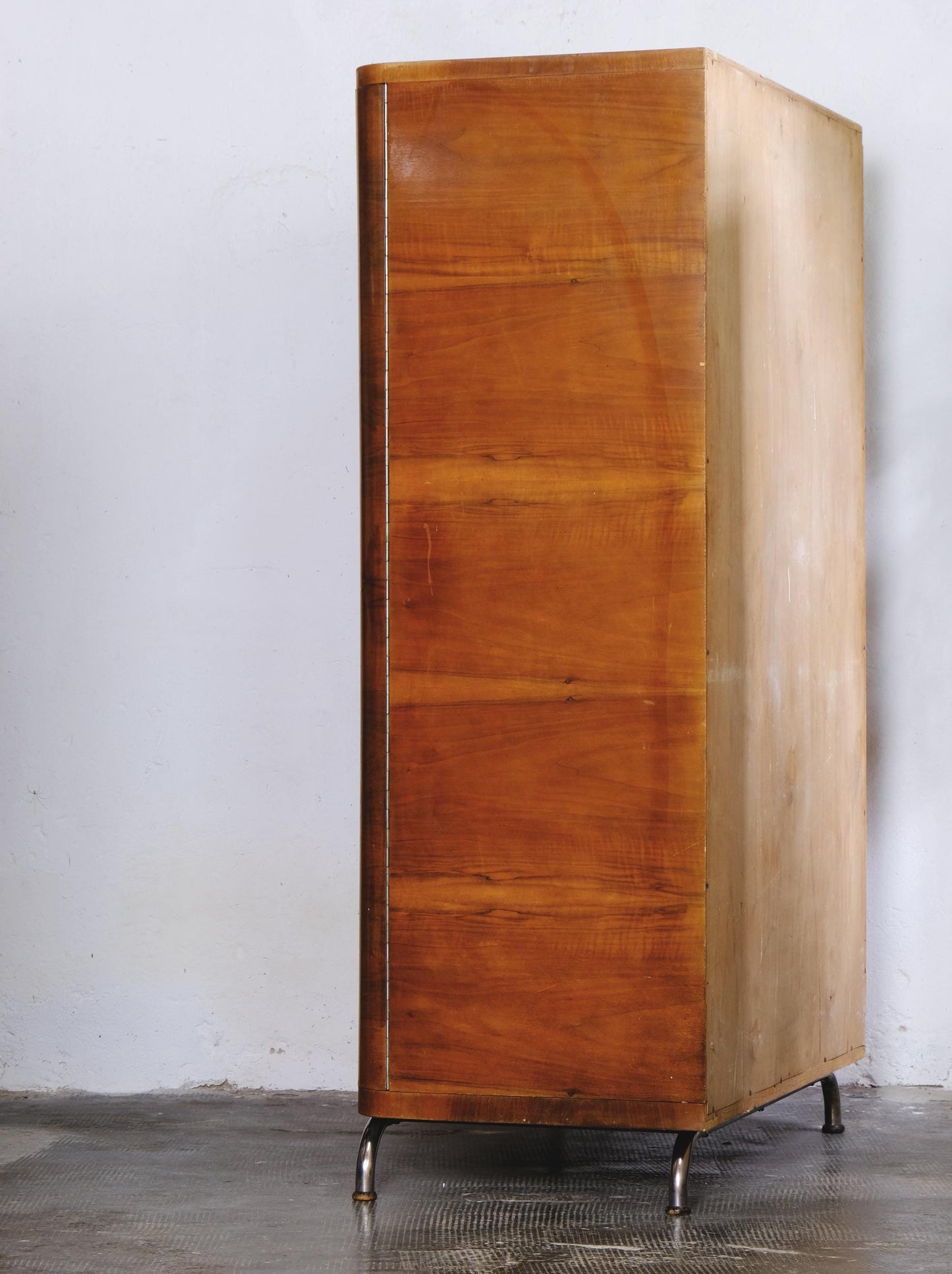 Vintage Bauhaus Kleiderschrank von Robert Slezak zugeschrieben für Bauhaus