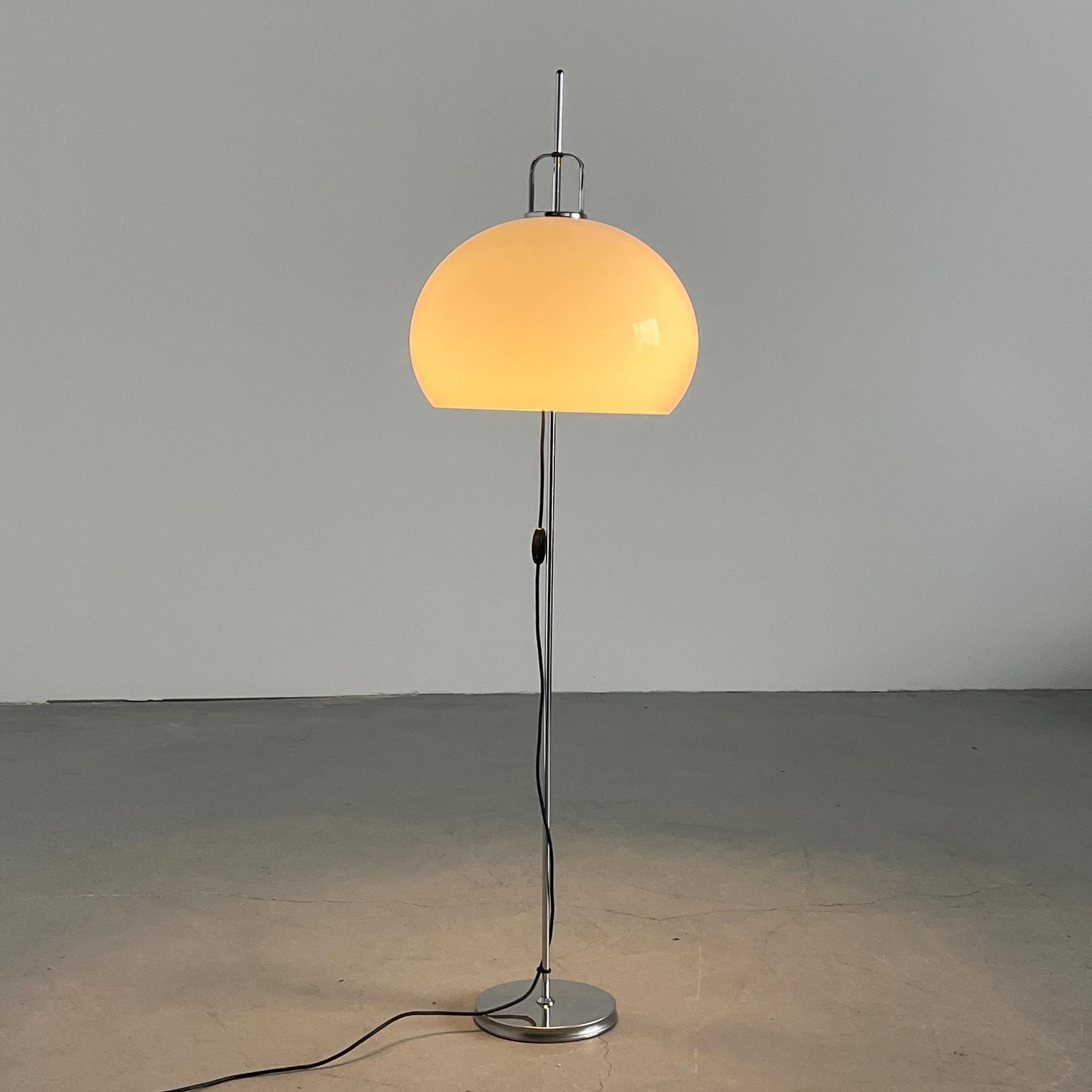 Vintage Lucerna Stehlampe von Harvey Guzzini in Weiß und Chrom, 1970er Jahre