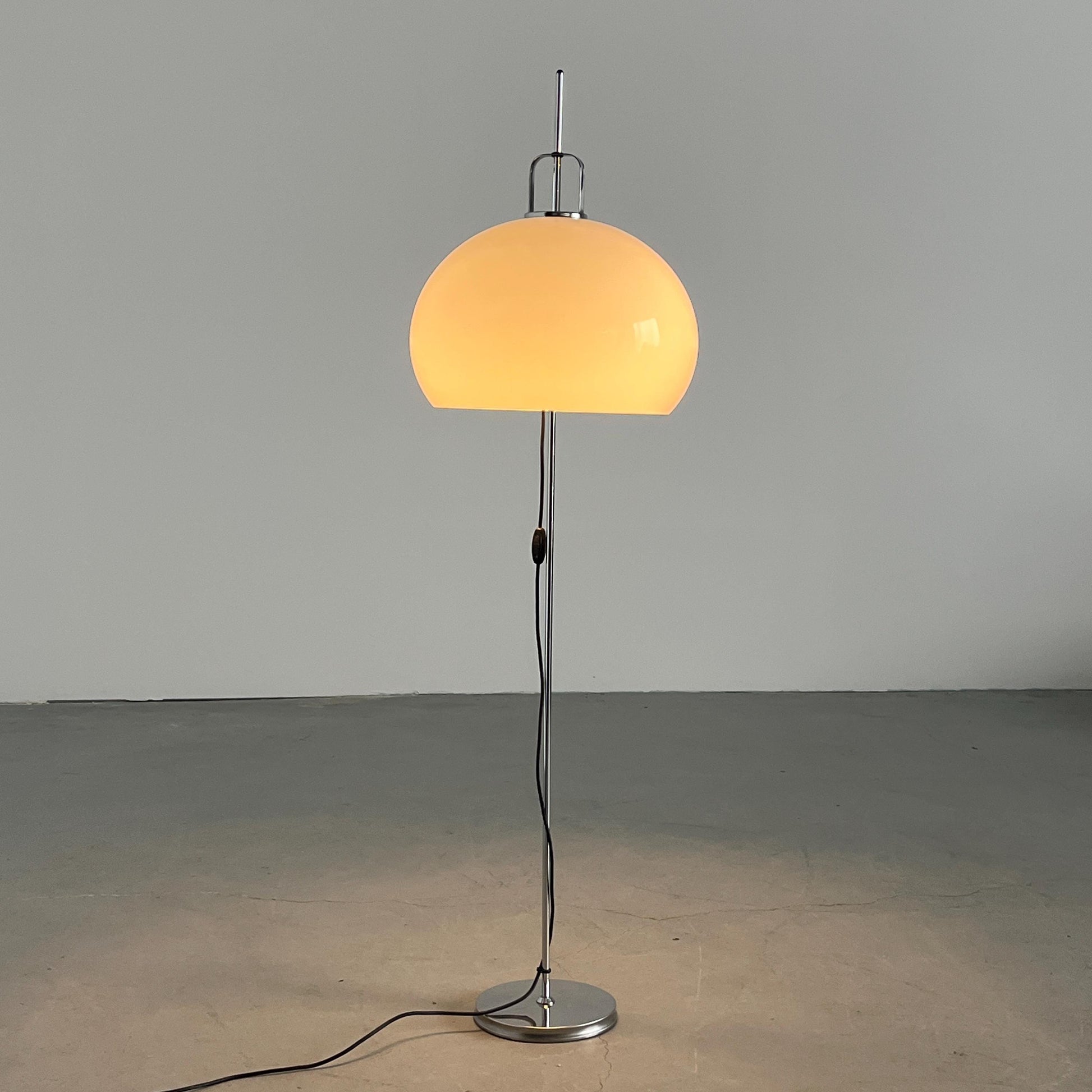 Vintage Lucerna Stehlampe von Harvey Guzzini in Weiß und Chrom, 1970er Jahre