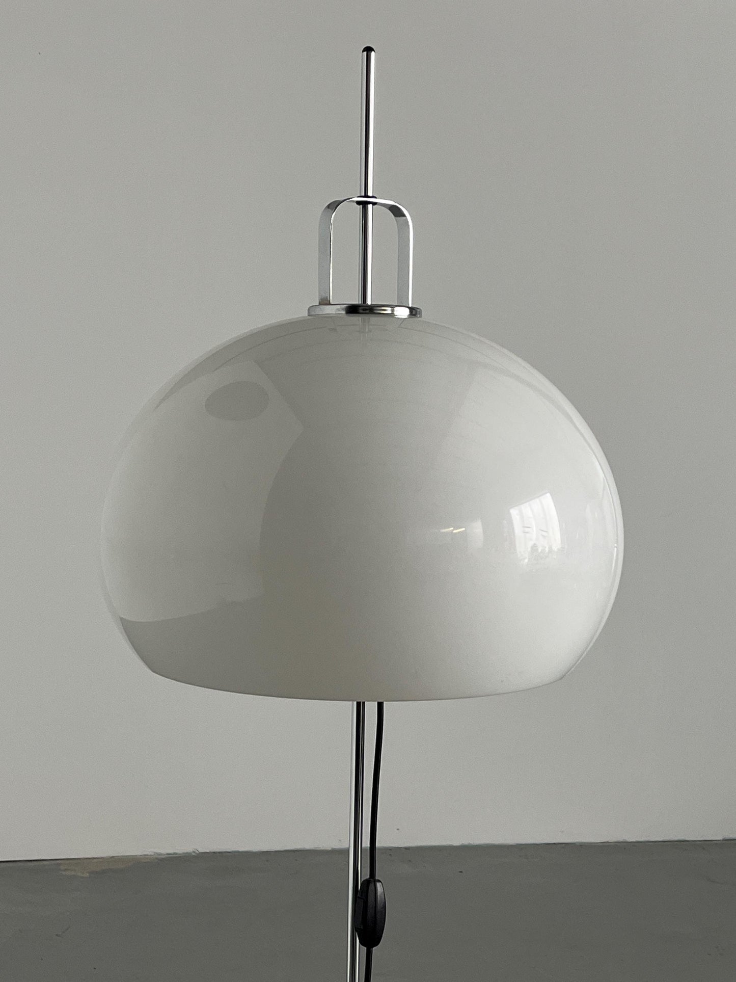Vintage Lucerna Stehlampe von Harvey Guzzini in Weiß und Chrom, 1970er Jahre