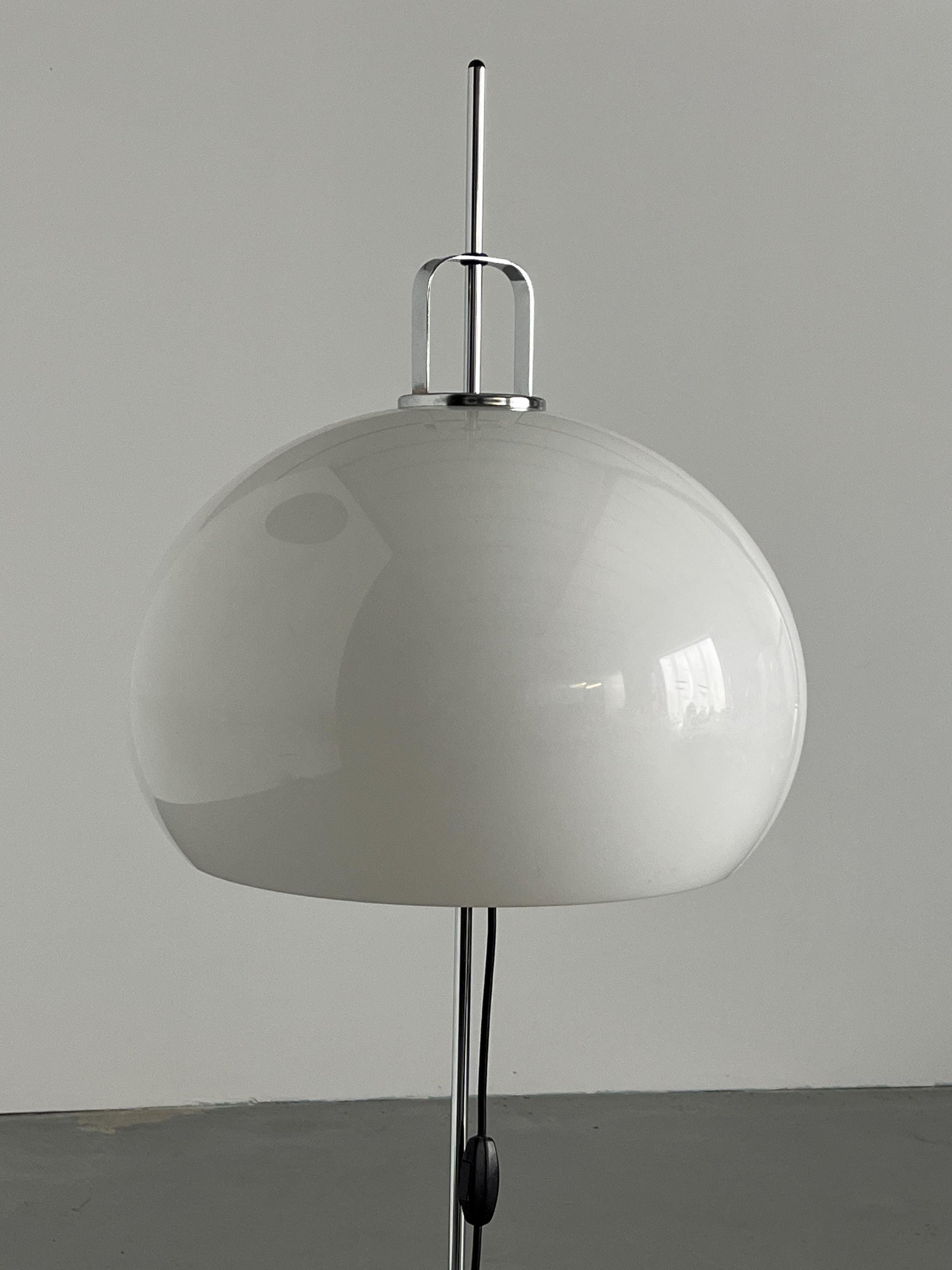 Vintage Lucerna Stehlampe von Harvey Guzzini in Weiß und Chrom, 1970er Jahre