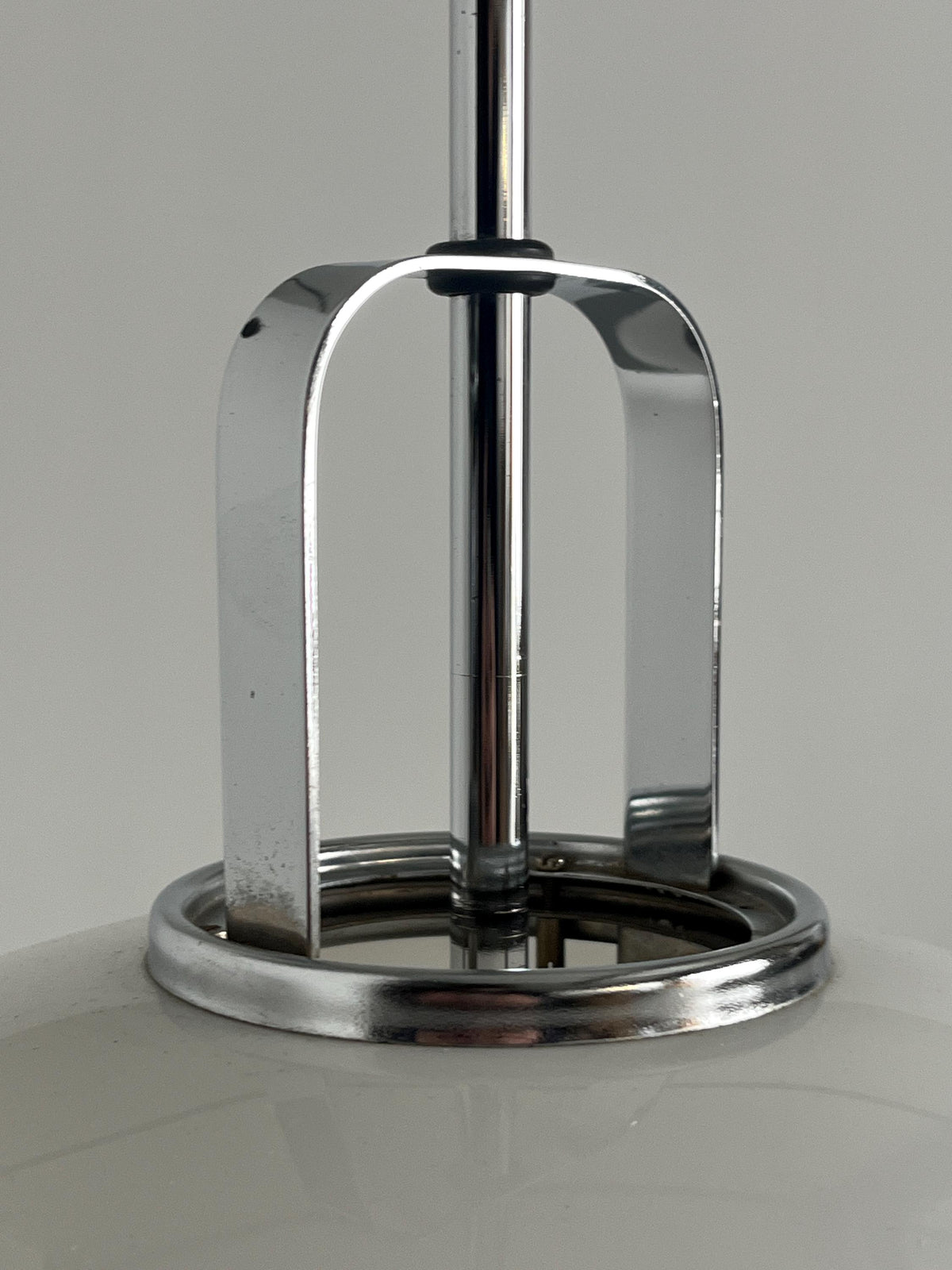 Vintage Lucerna Stehlampe von Harvey Guzzini in Weiß und Chrom, 1970er Jahre