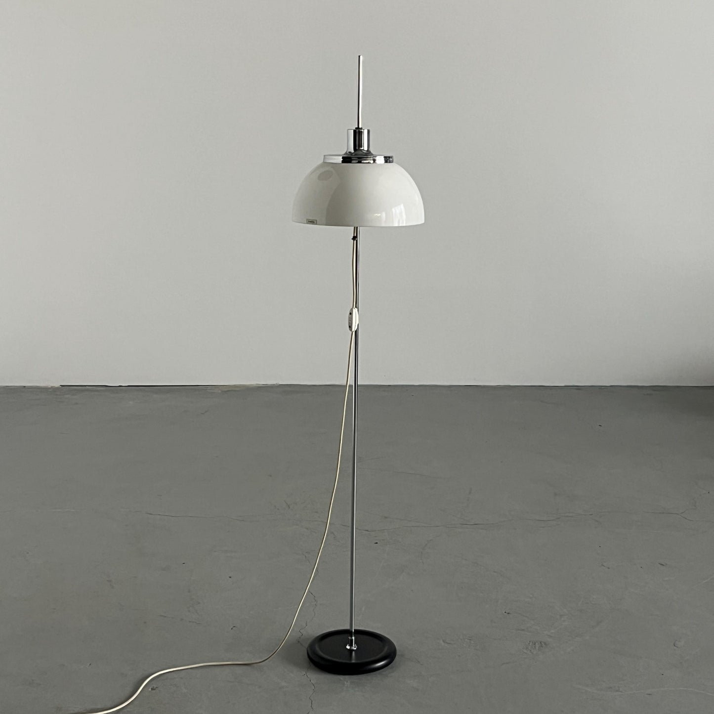 Vintage Faro Stehlampe von Luigi Massoni für Guzzini in Weiß Kunststoff, 1971