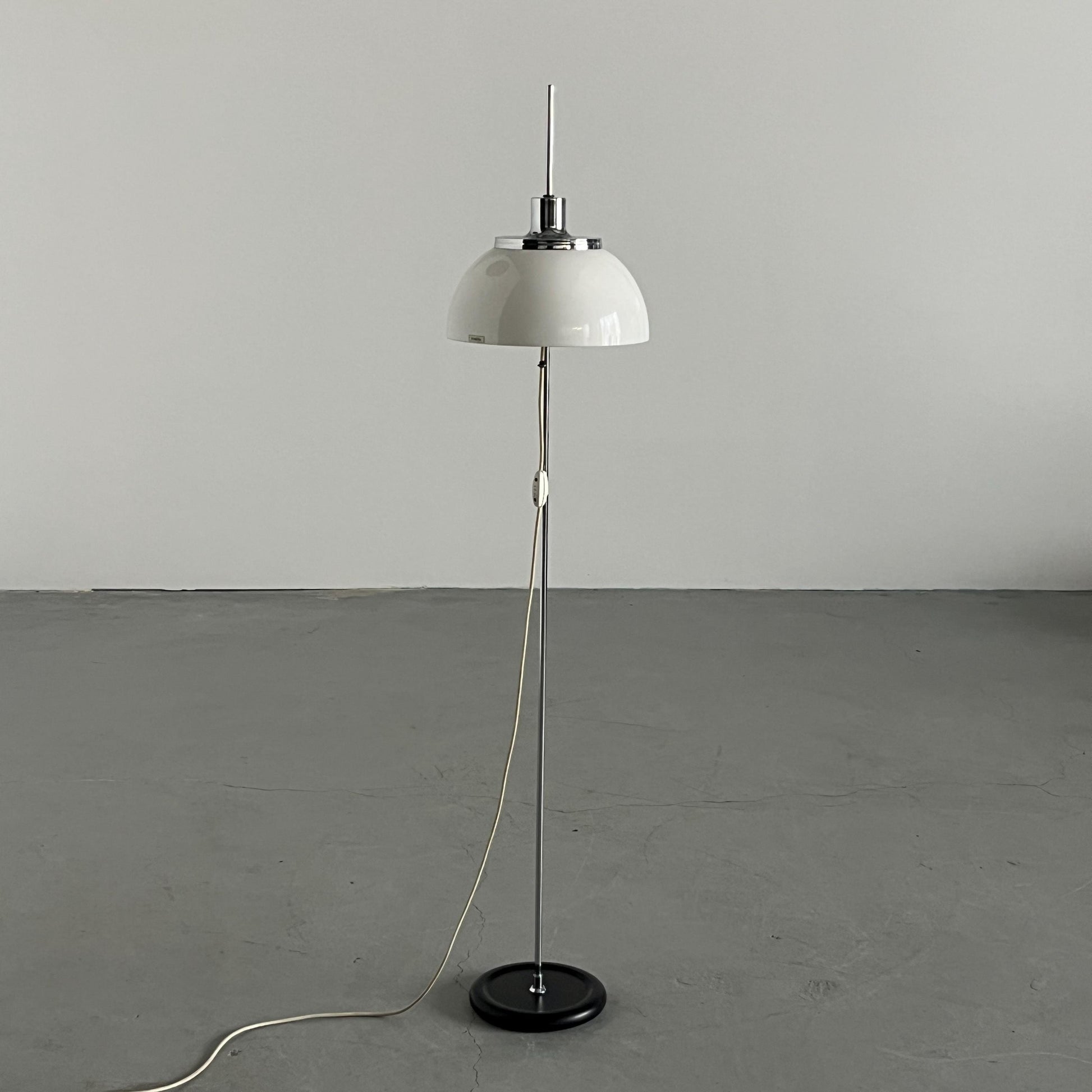 Vintage Faro Stehlampe von Luigi Massoni für Guzzini in Weiß Kunststoff, 1971