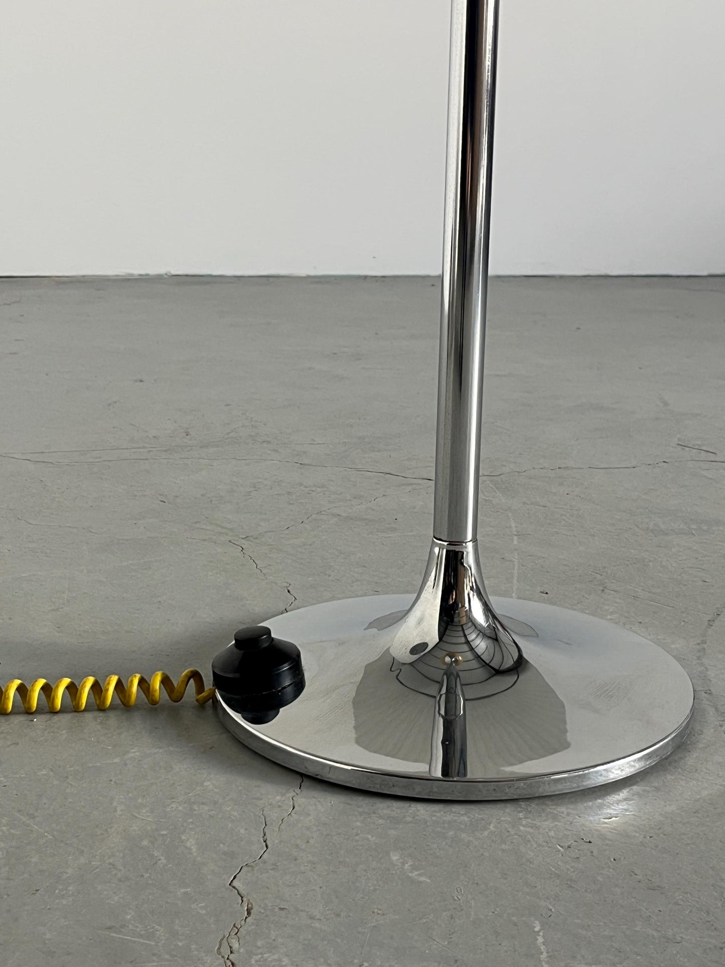 Vintage Big Bud Stehlampe von Harvey Guzzini Braun Kunststoff Chromstahl 1968 Italien