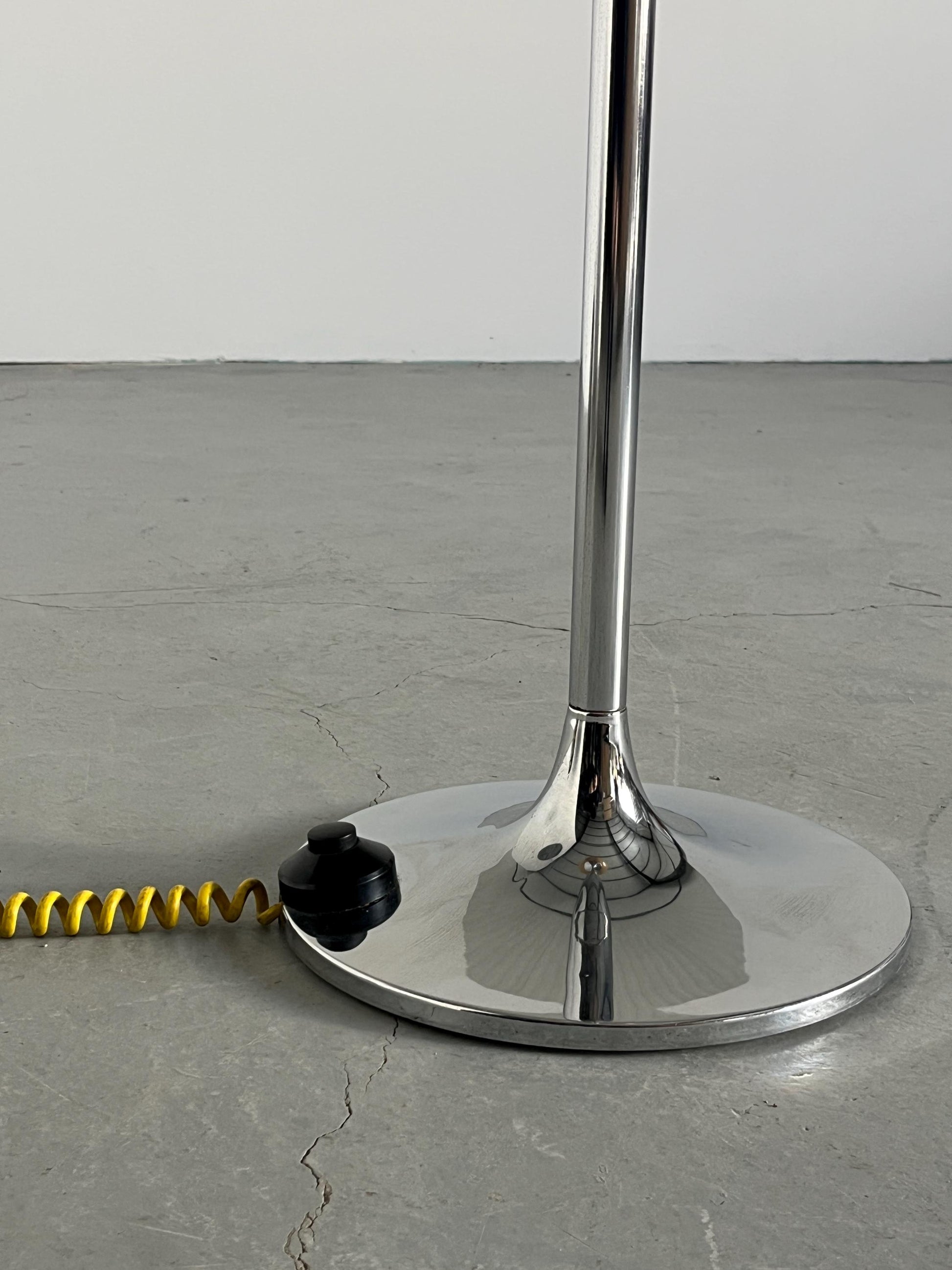 Vintage Big Bud Stehlampe von Harvey Guzzini Braun Kunststoff Chromstahl 1968 Italien